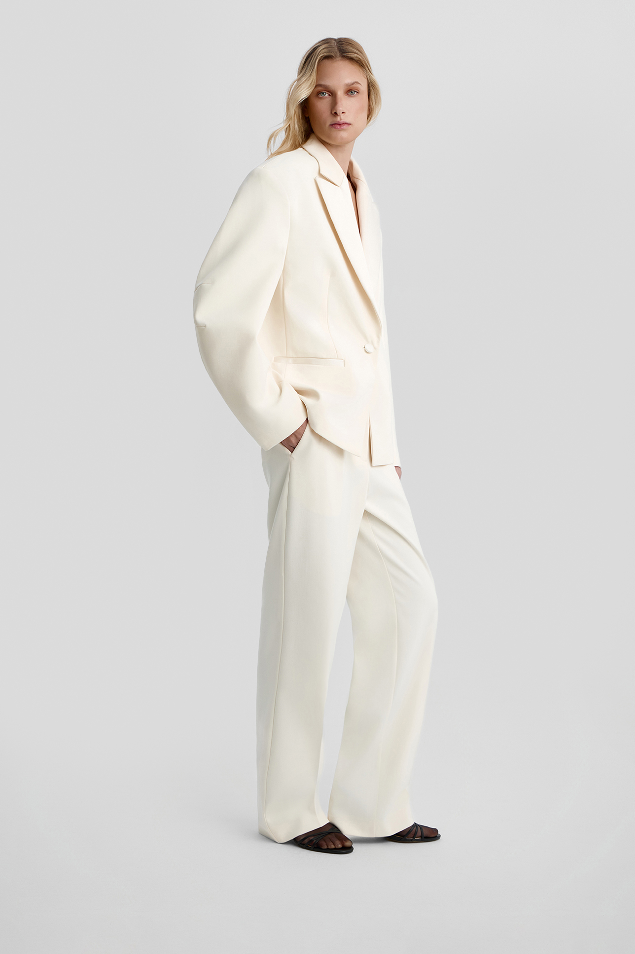 Брюки прямые молочного цвета, M
Брюки прямые молочного цвета, M