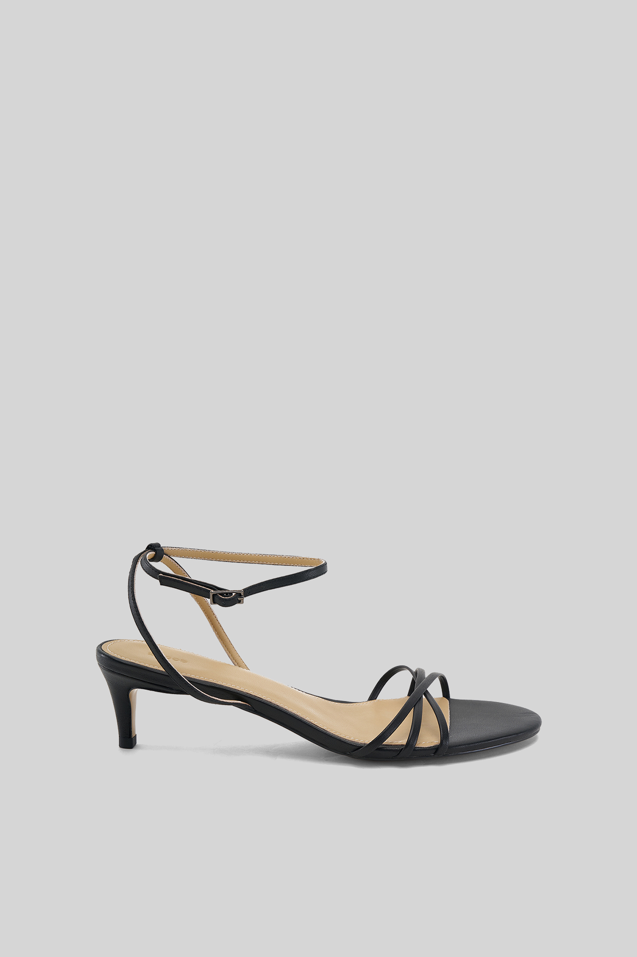 Босоножки на среднем каблуке черного цвета, 35
Босоножки на среднем каблуке черного цвета, 35