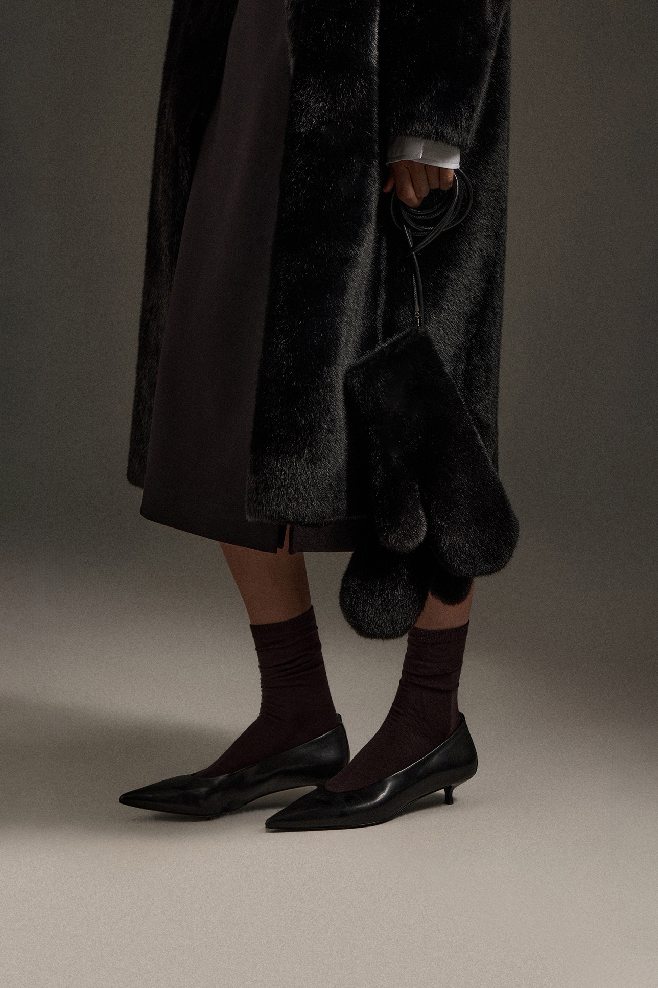 Варежки из экомеха на шнурке черного цвета, OS 
Варежки из экомеха на шнурке черного цвета, OS