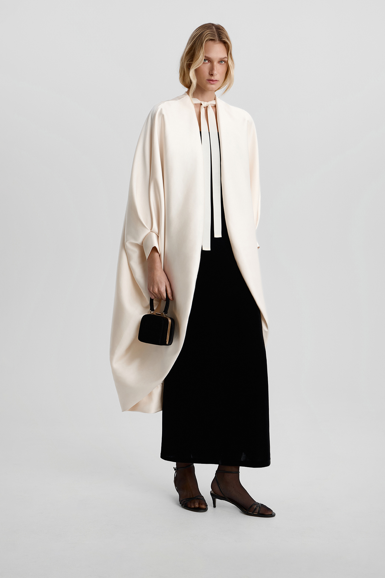 Босоножки на среднем каблуке черного цвета, 35
Босоножки на среднем каблуке черного цвета, 35