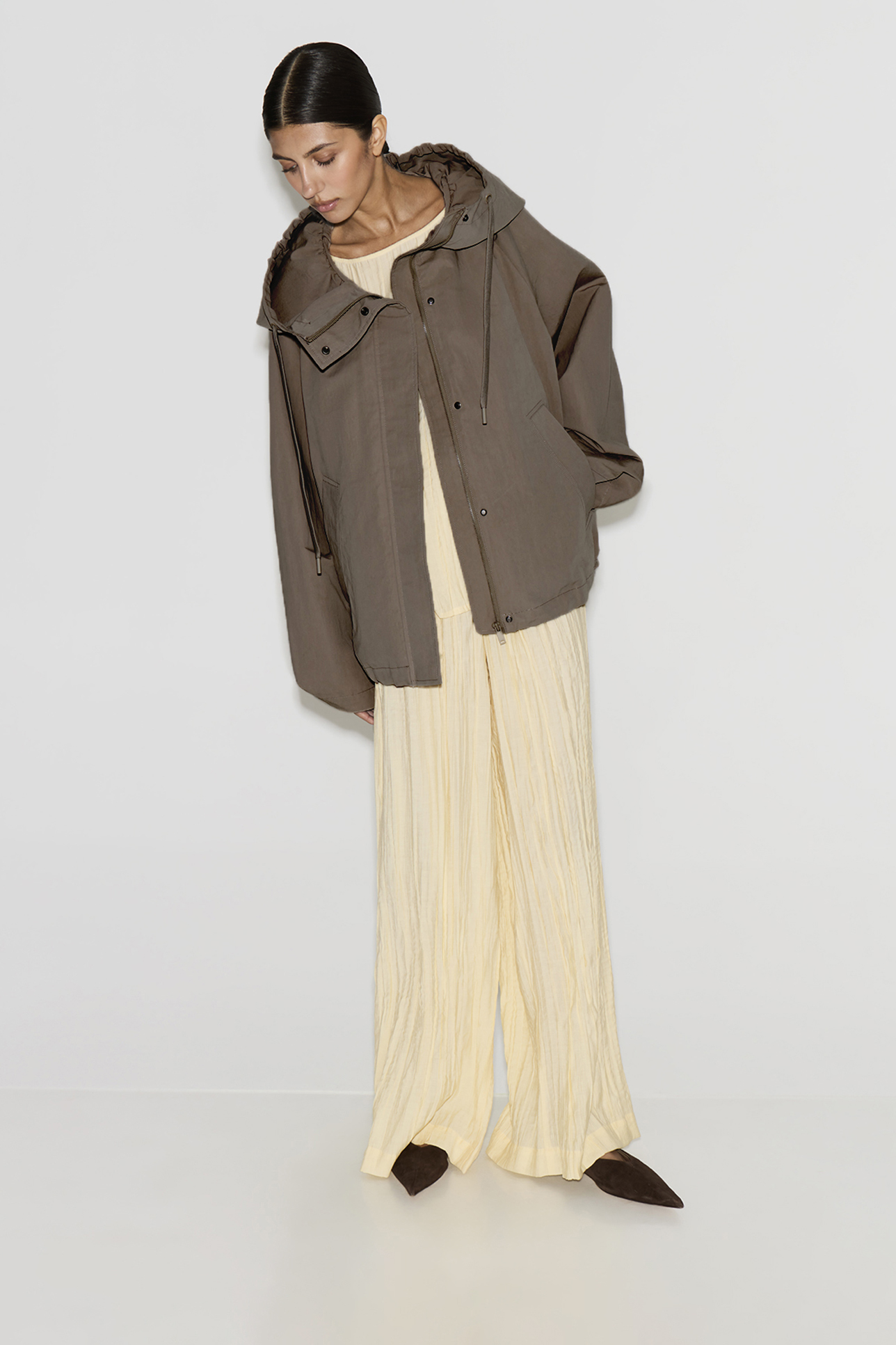 Ветровка с капюшоном серо-бежевого цвета, M 
Ветровка с капюшоном серо-бежевого цвета, M