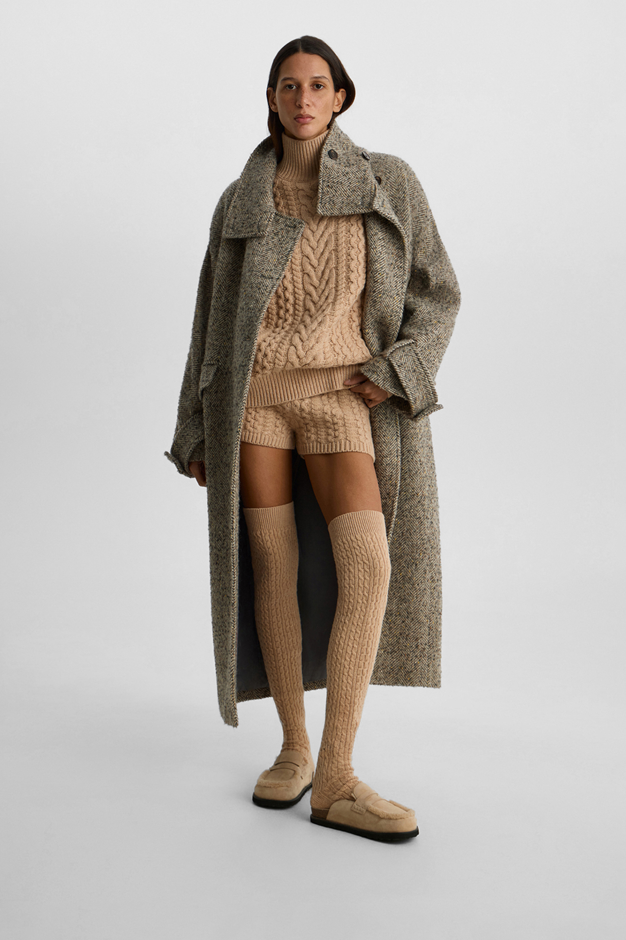 Свитер с косами бежевого цвета, S
Свитер с косами бежевого цвета, S