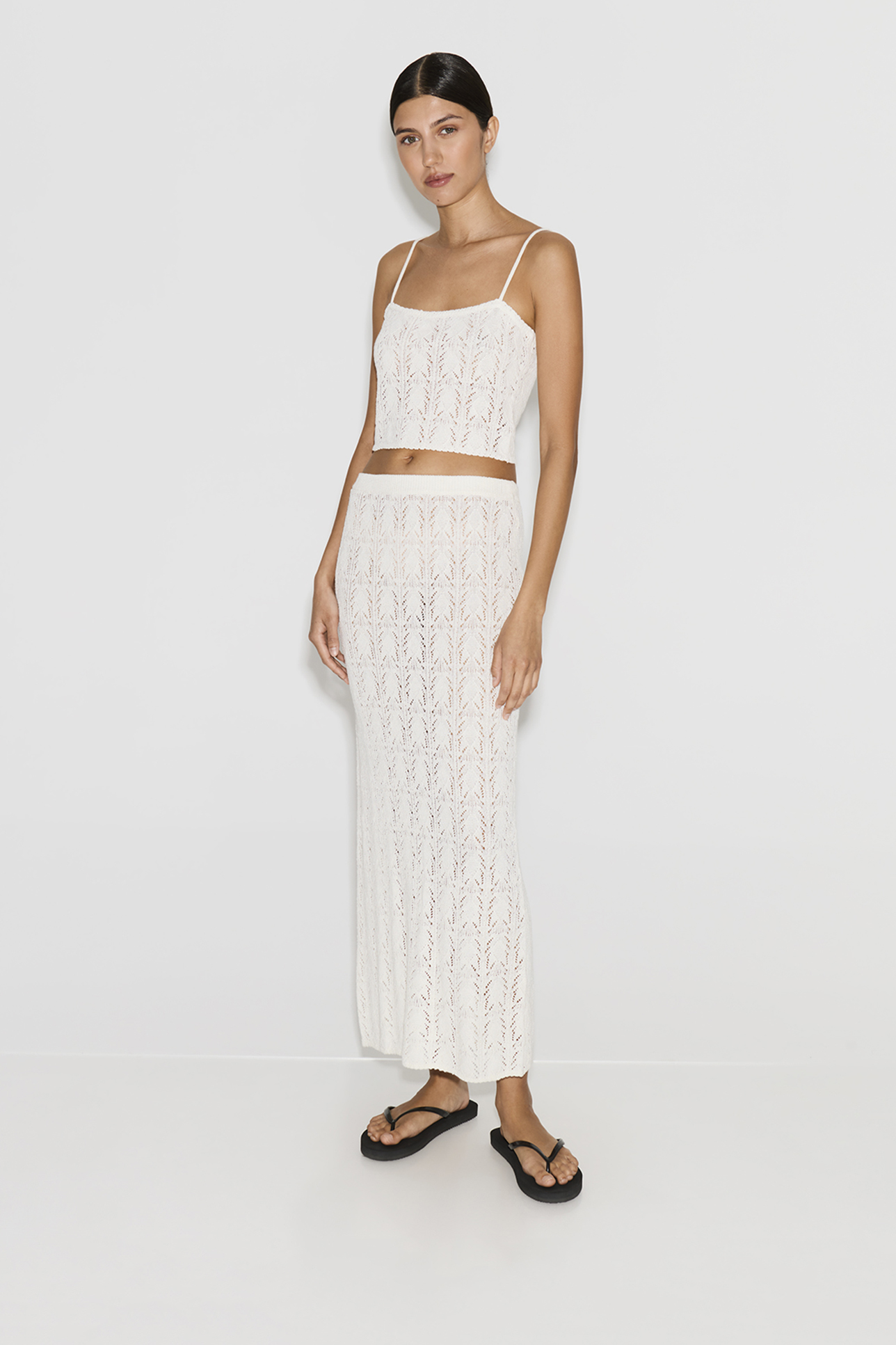 

Кроп-топ на тонких бретелях ажурный молочного цвета, L