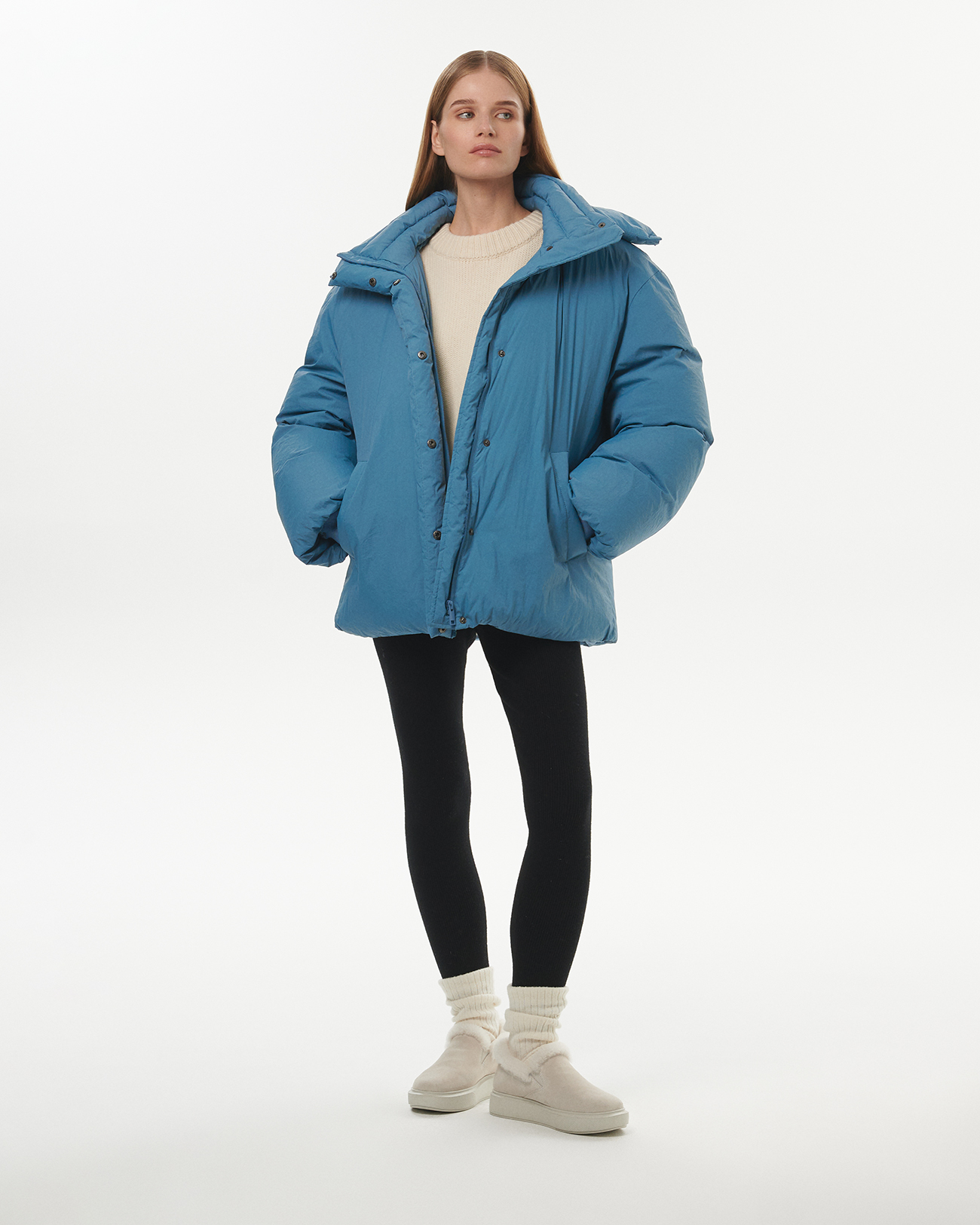 

Пуховик средней длины с капюшоном голубого цвета, S