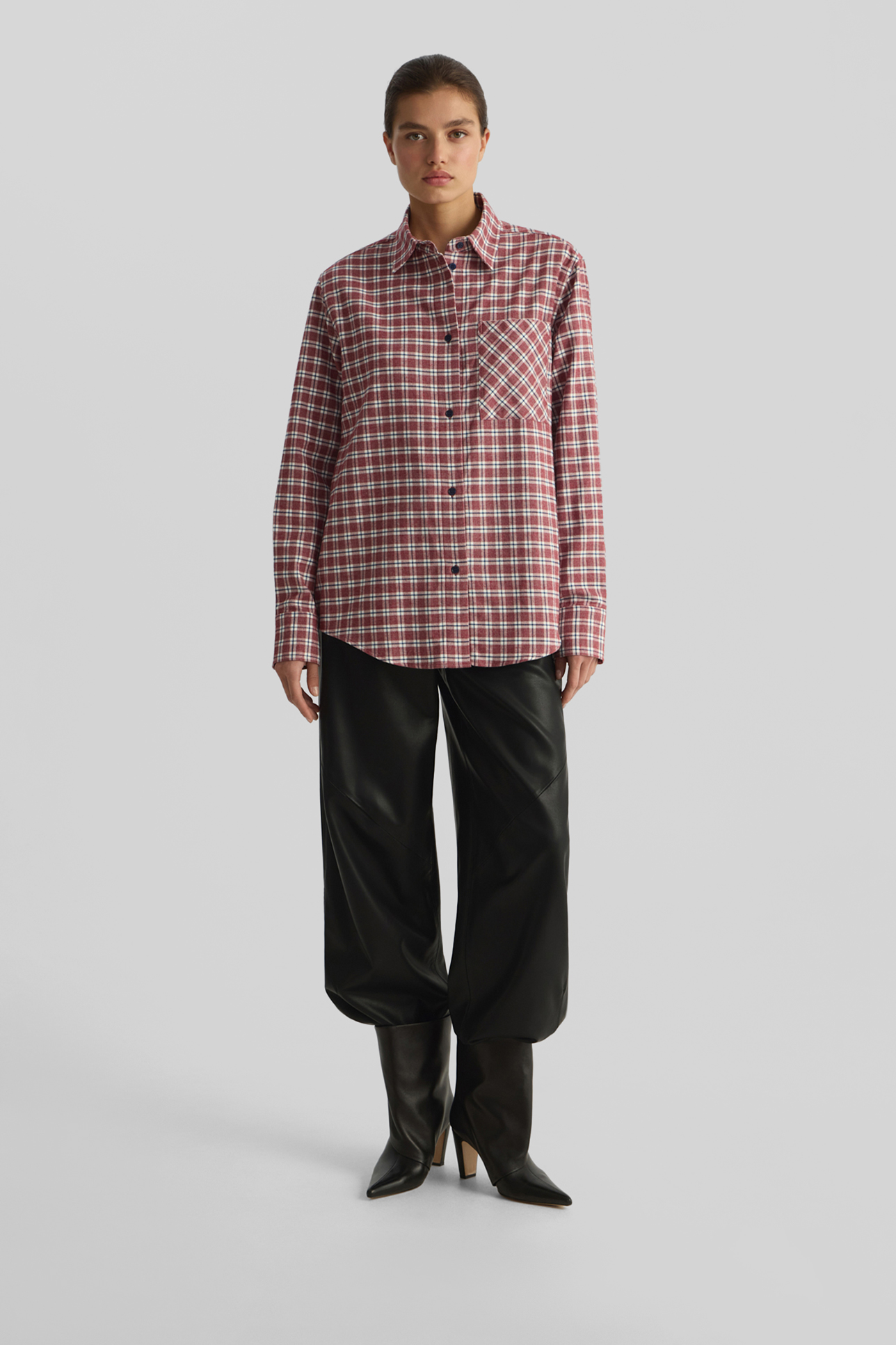 

Рубашка в клетку красного цвета, M