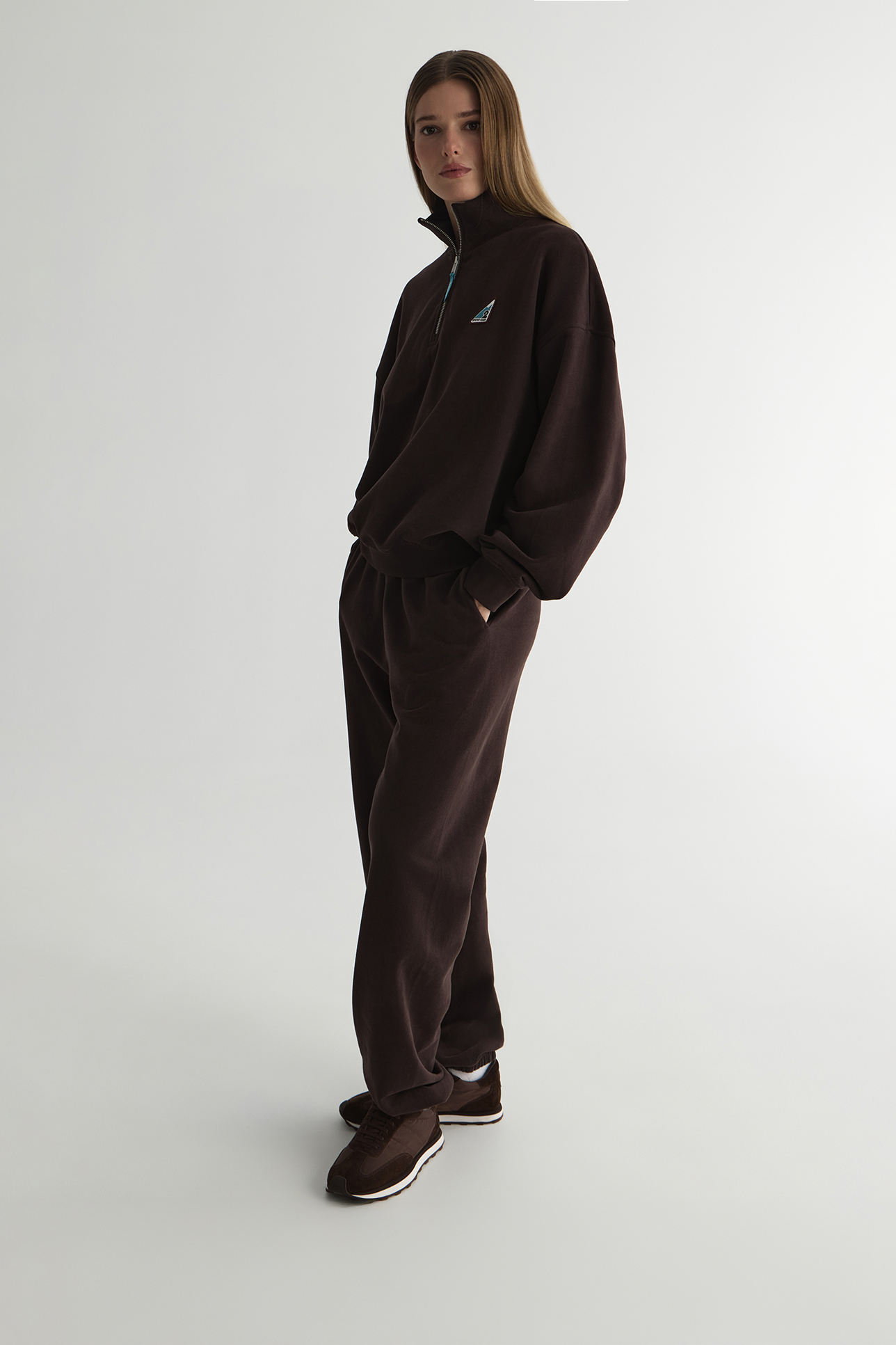 

Свитшот с патчем шоколадного цвета, M