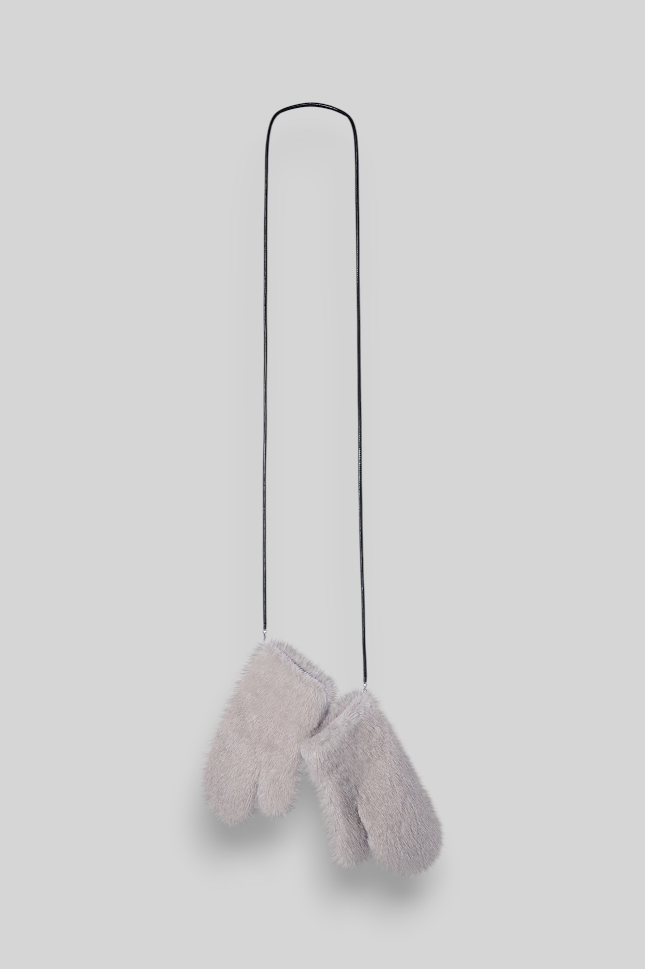 

Варежки из экомеха на шнурке серого цвета, OS