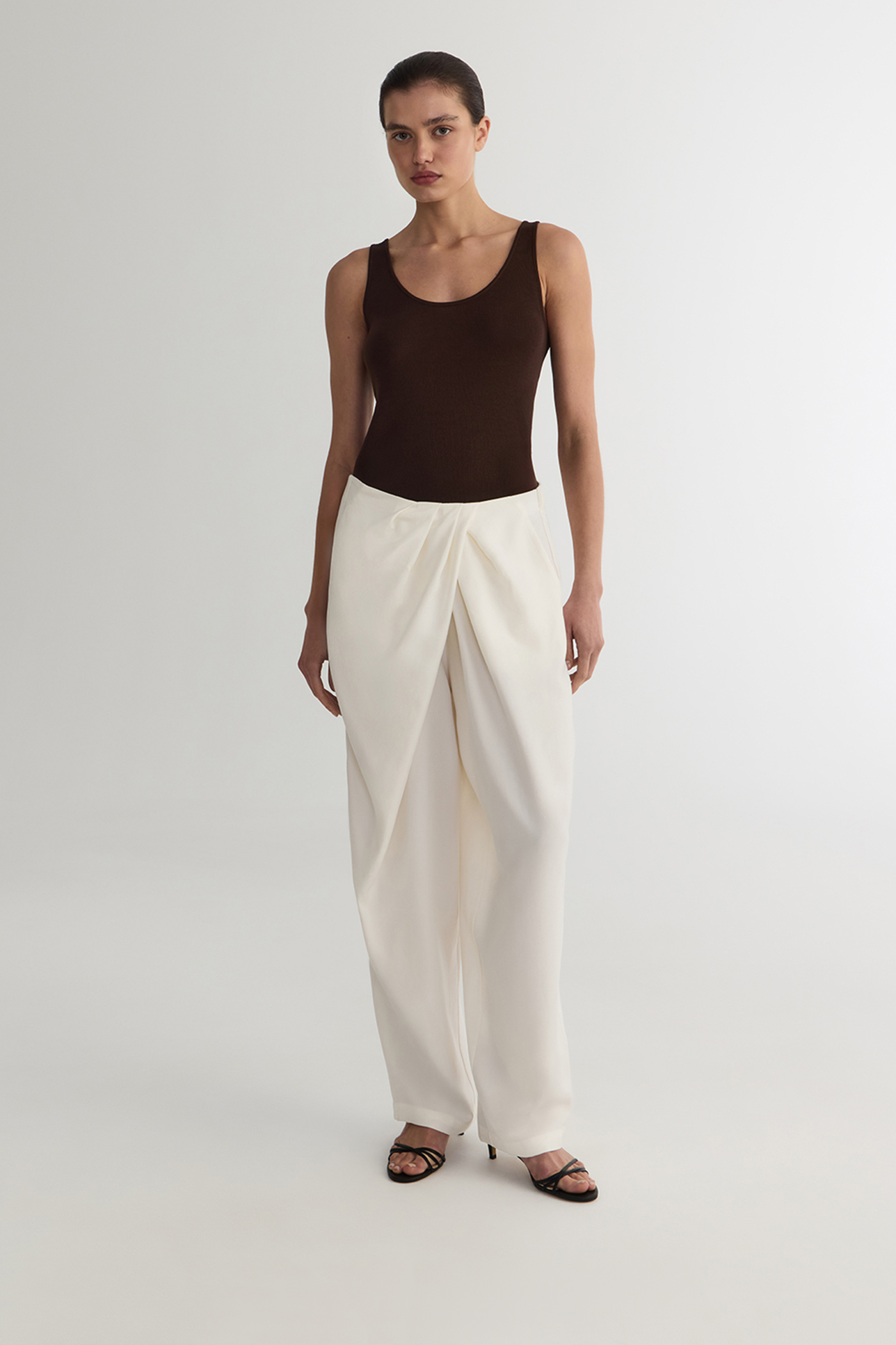 

Майка тонкая из вискозы шоколадного цвета, M