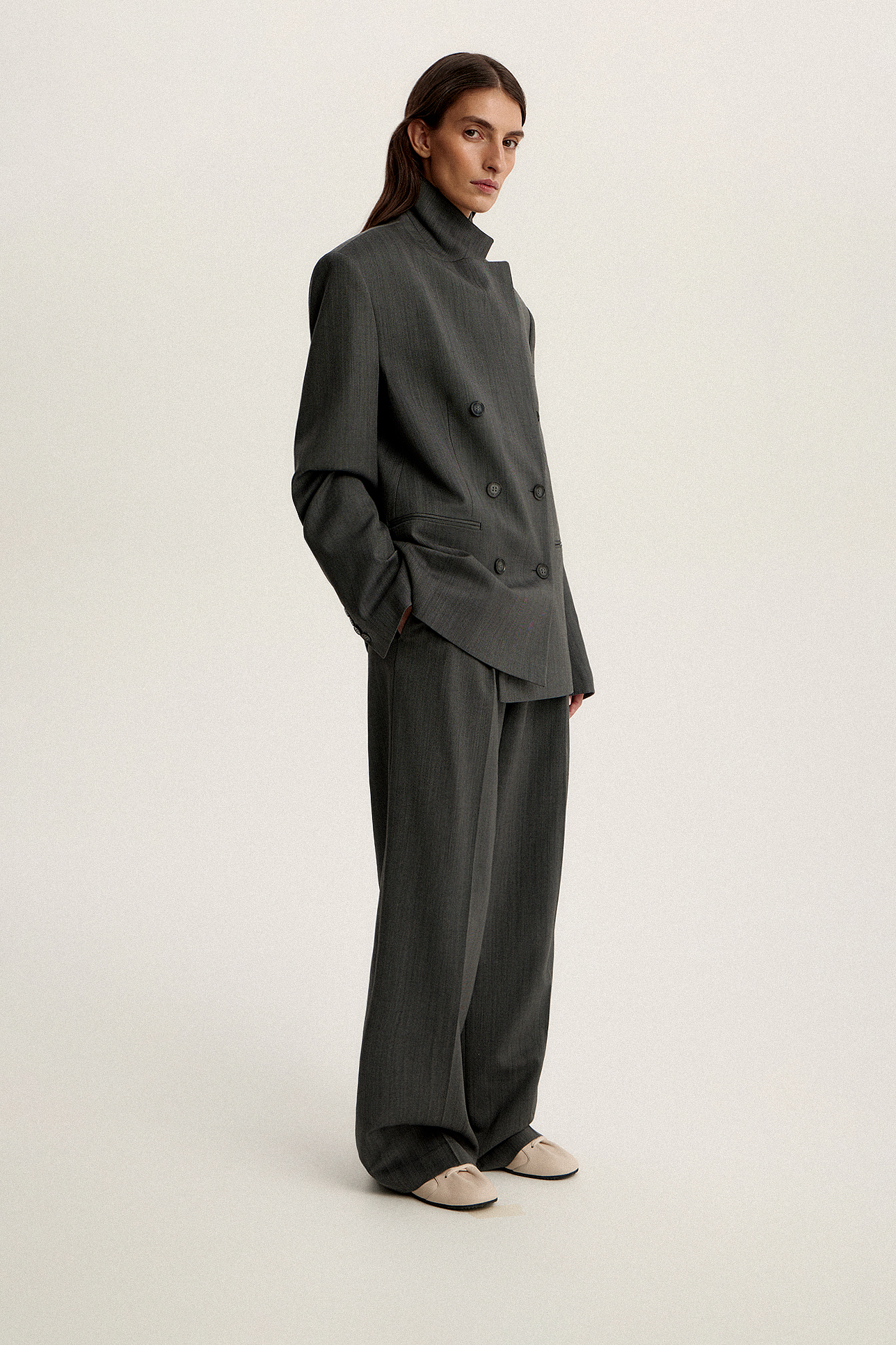 

Брюки со стрелками серого цвета, M