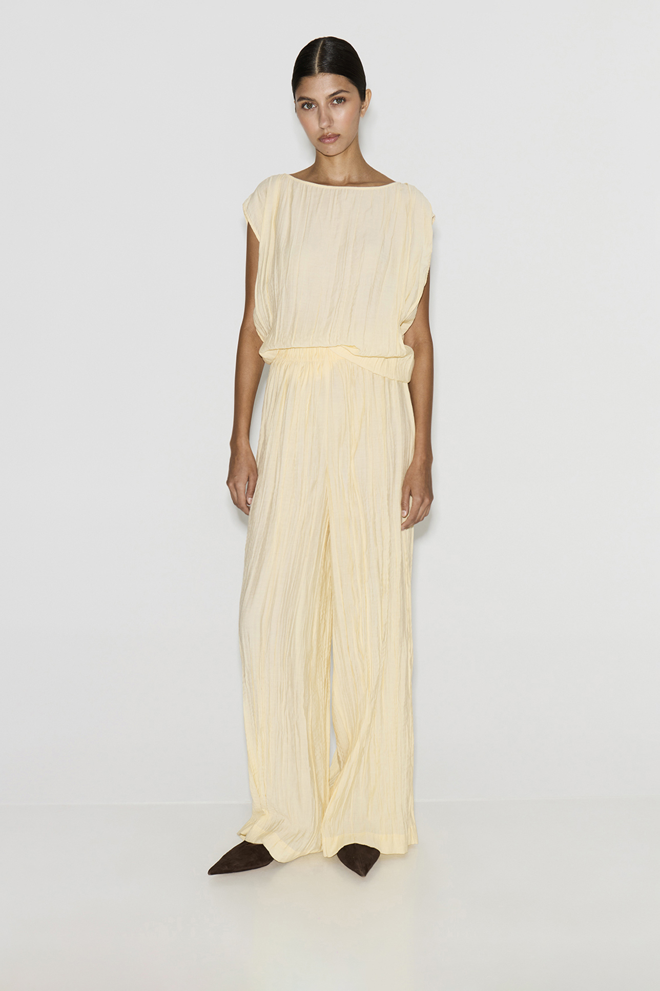 

Брюки из жатого сатина желтого цвета, M