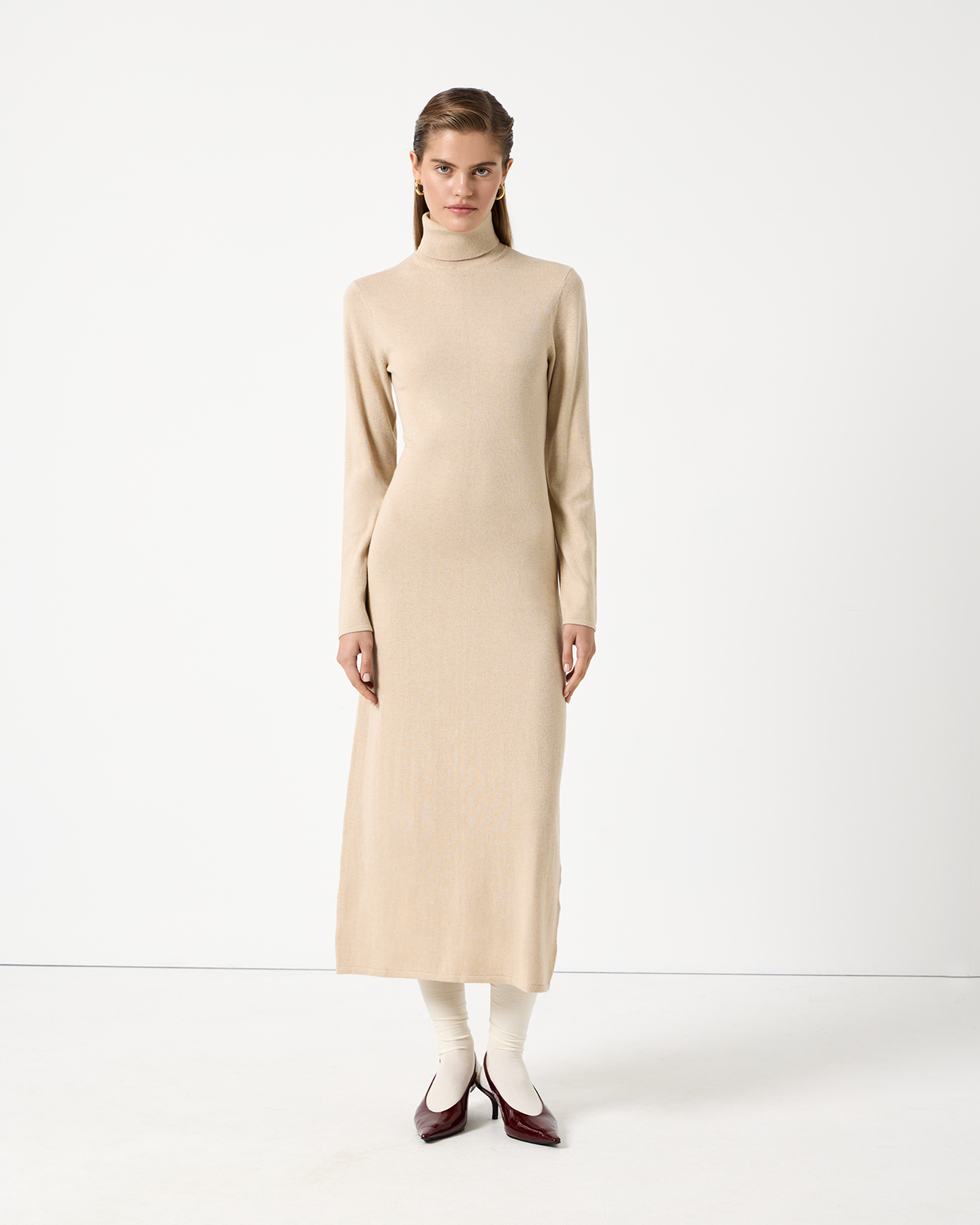 

Платье вязаное с длинным рукавом и воротником-стойкой светло-бежевого цвета, M