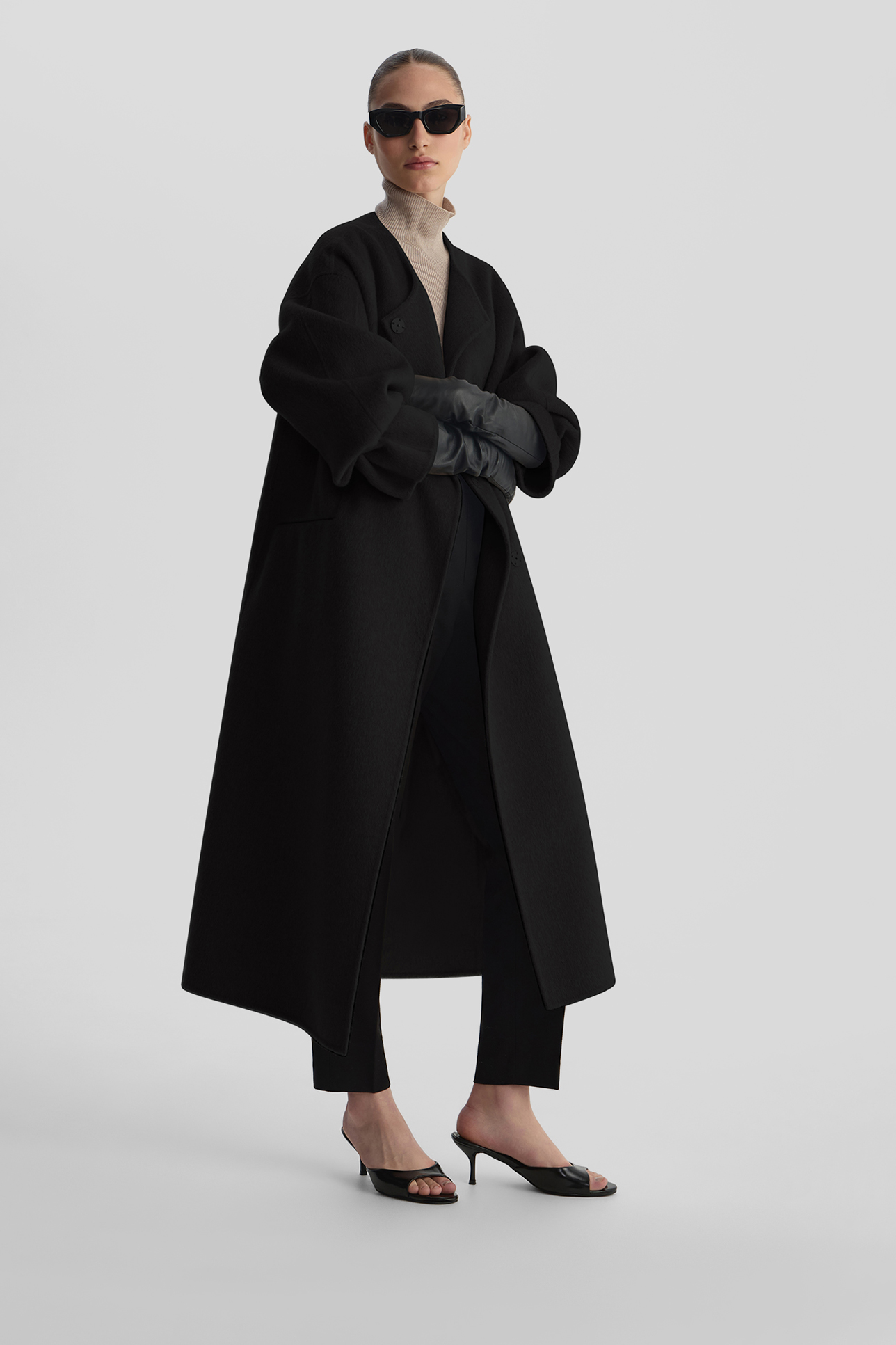 

Пальто из двусторонней шерсти черного цвета, M