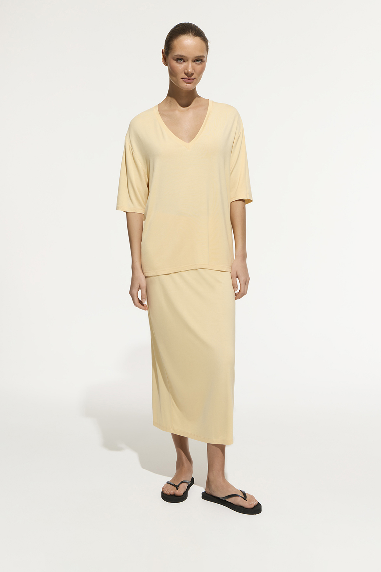 

Футболка c V-образным вырезом из тонкого трикотажа желтого цвета, S