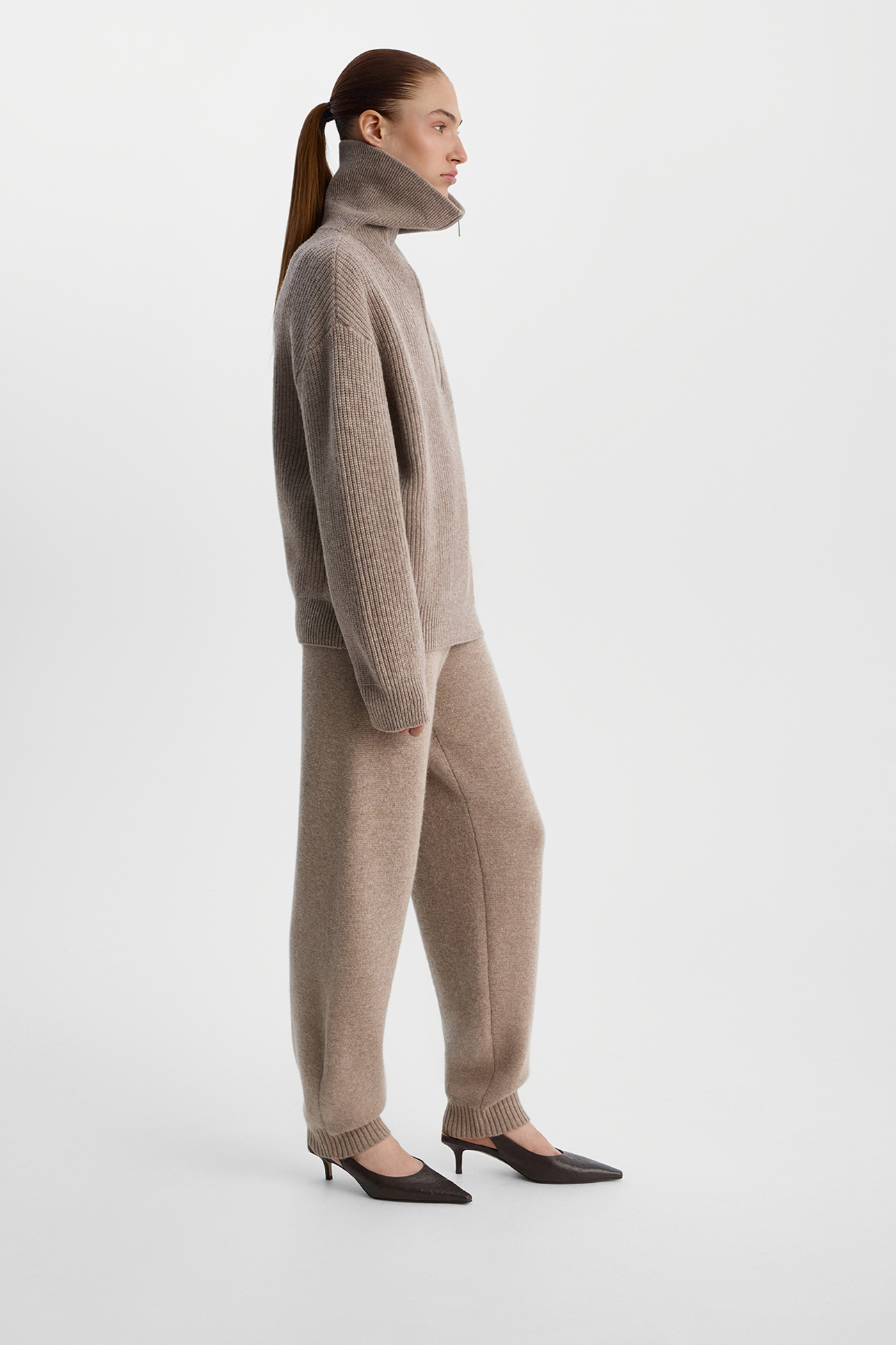 

Свитер с воротником на молнии серо-бежевого цвета, S