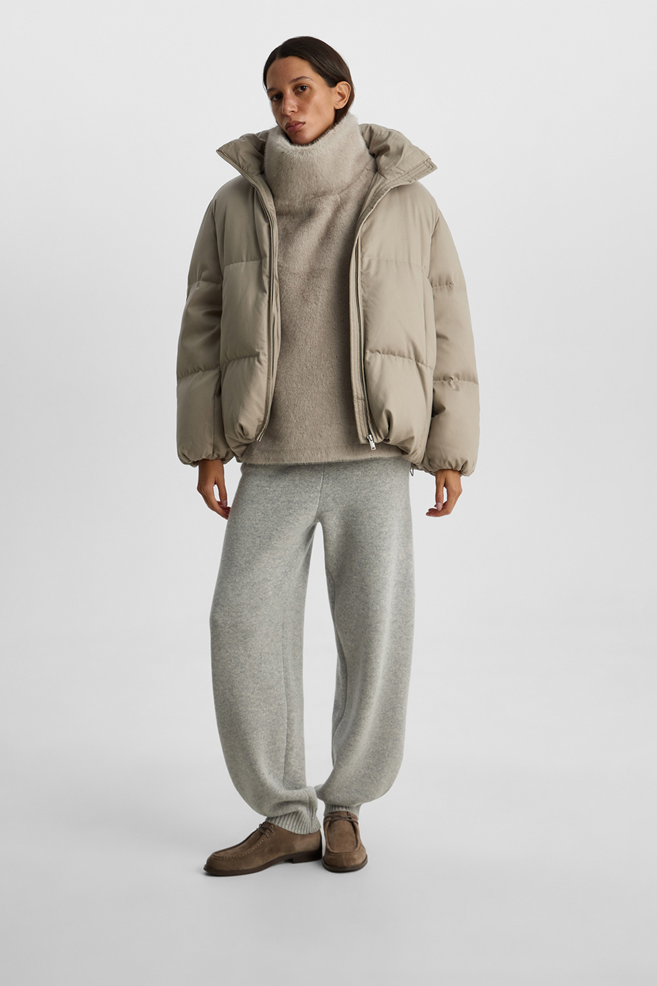 

Пуховик со скрытым капюшоном серо-бежевого цвета, L