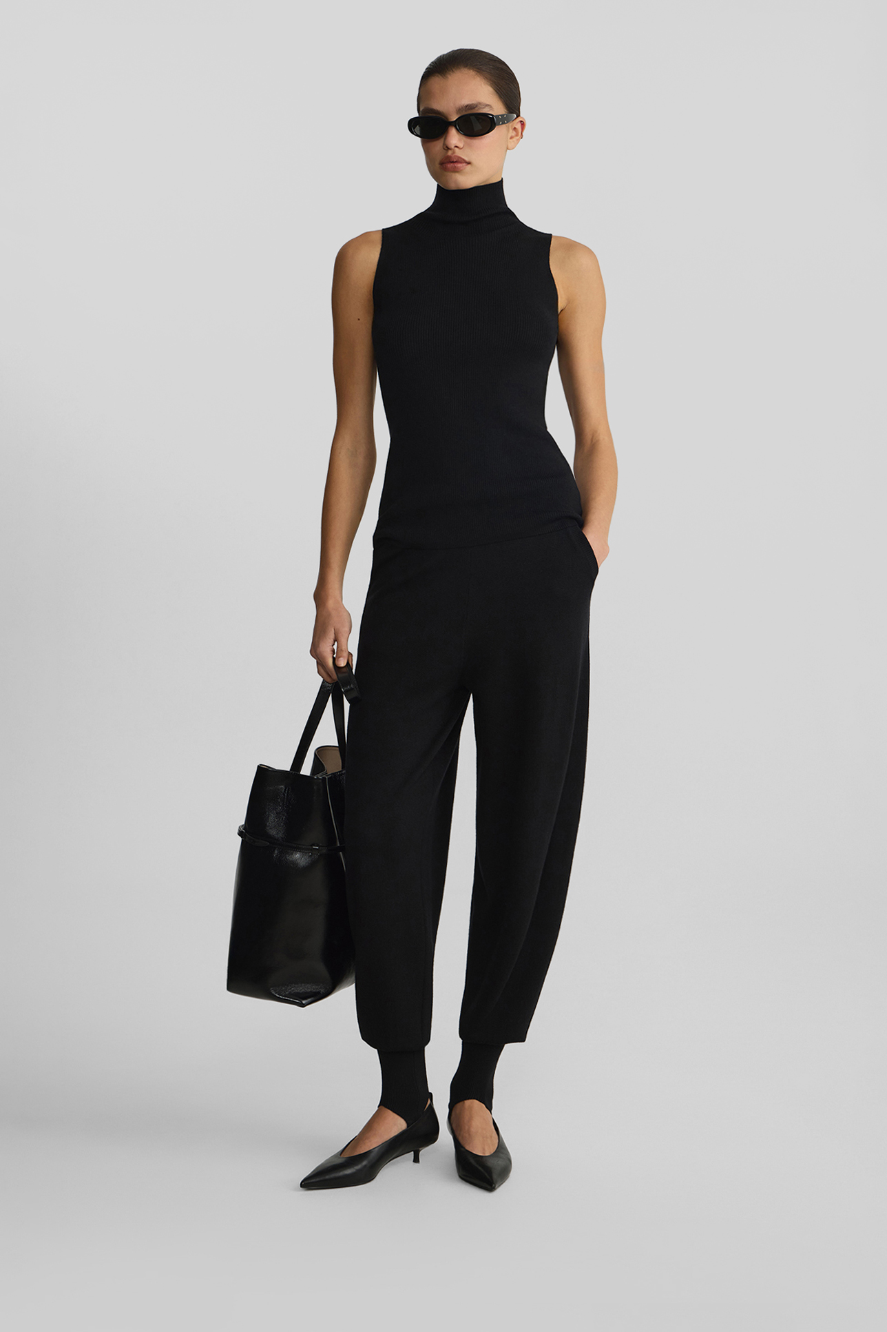 

Топ-халтер из шерсти мериноса черного цвета, S