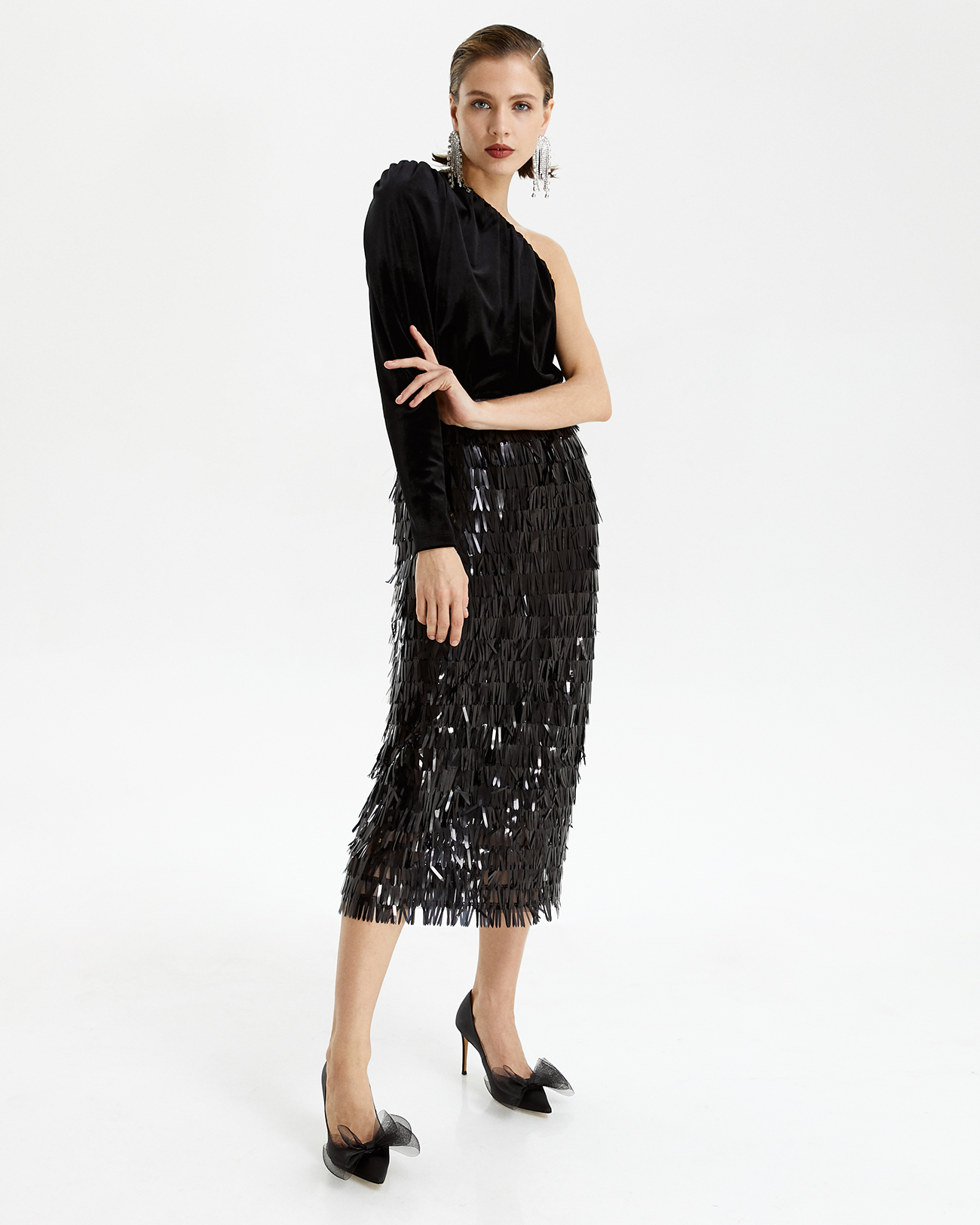 

Боди из бархата на одно плечо черного цвета, S