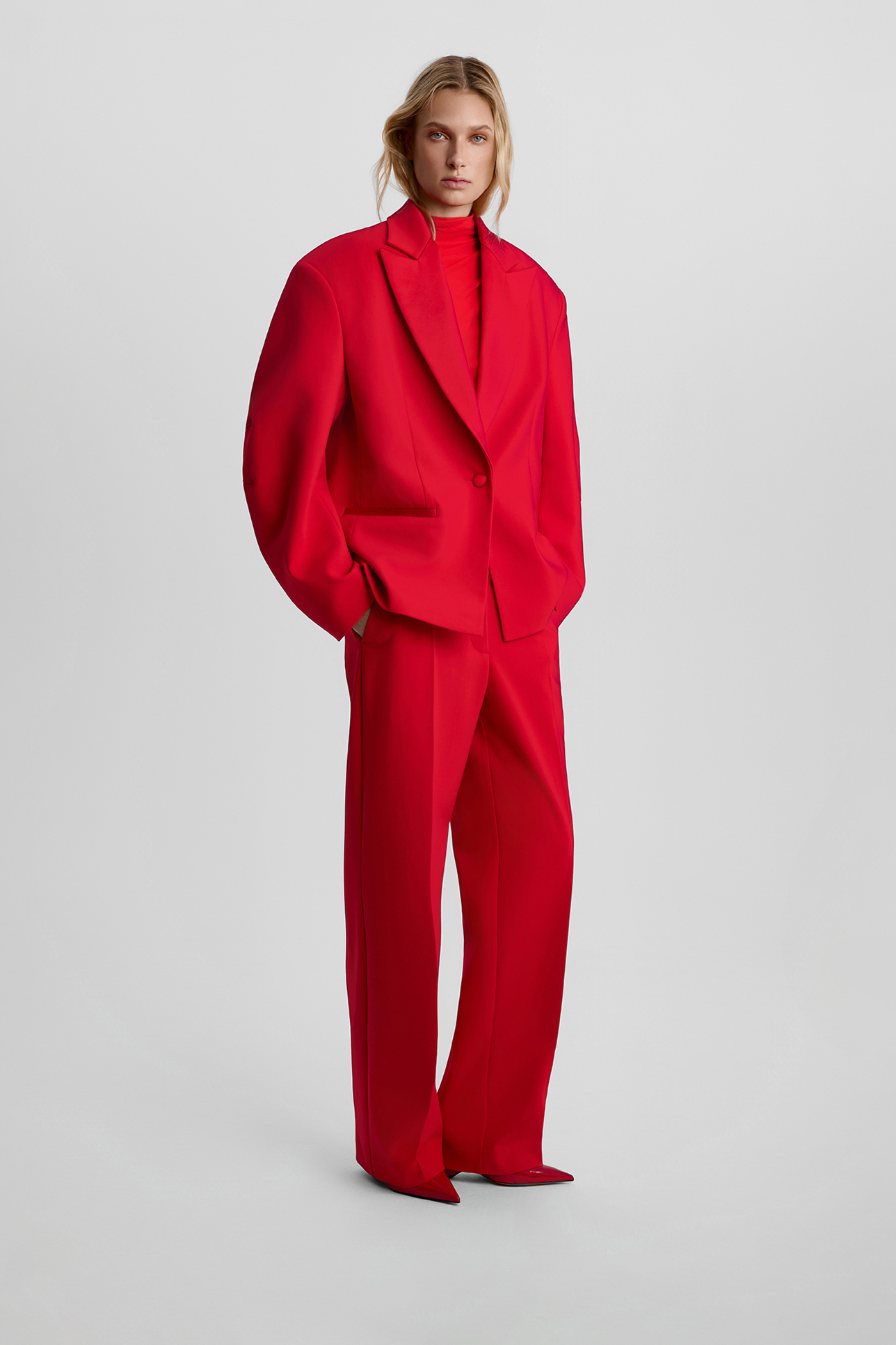 

Жакет с атласными лацканами красного цвета, M