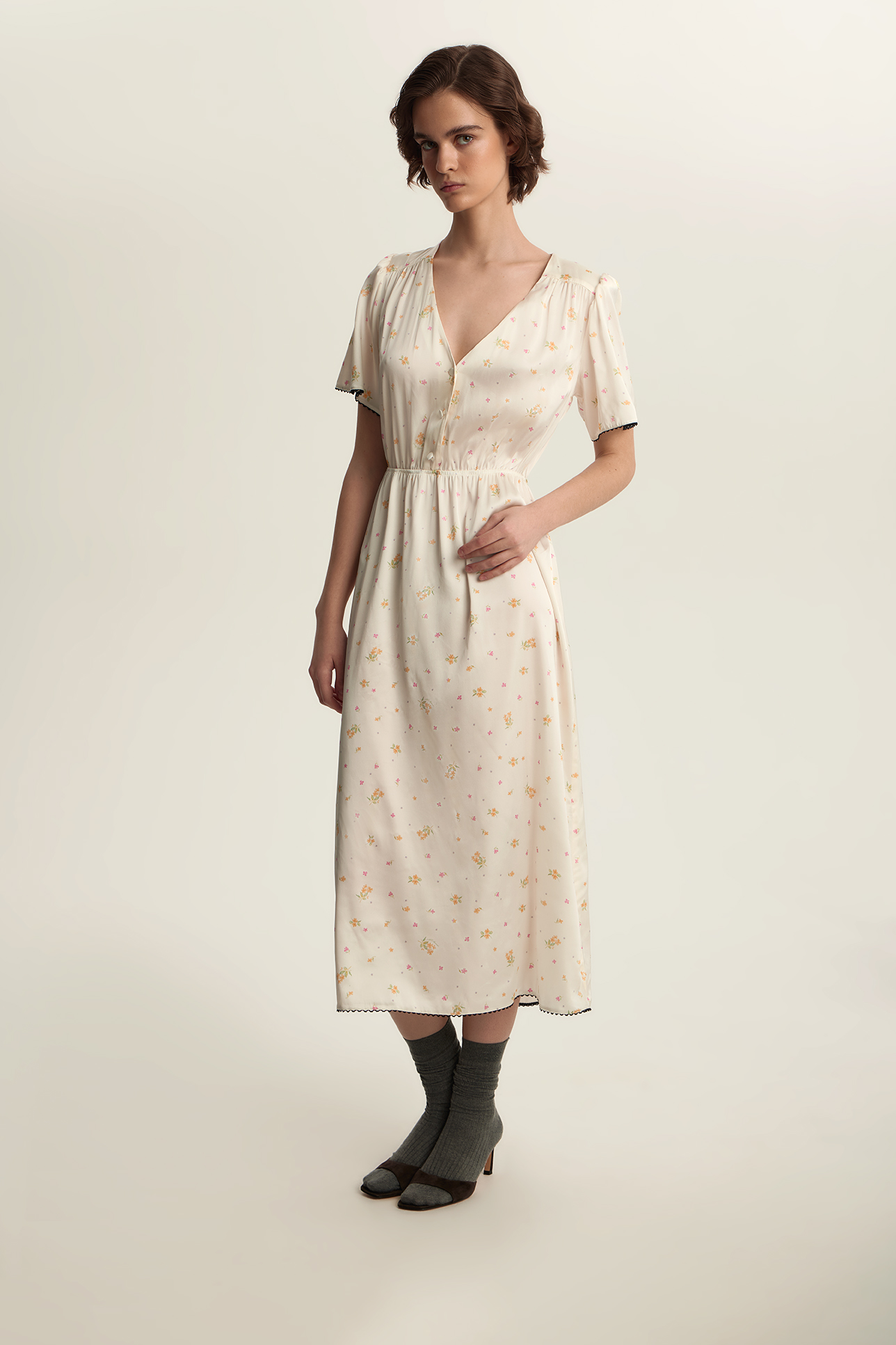 

Платье миди с цветочным принтом и кружевом, M