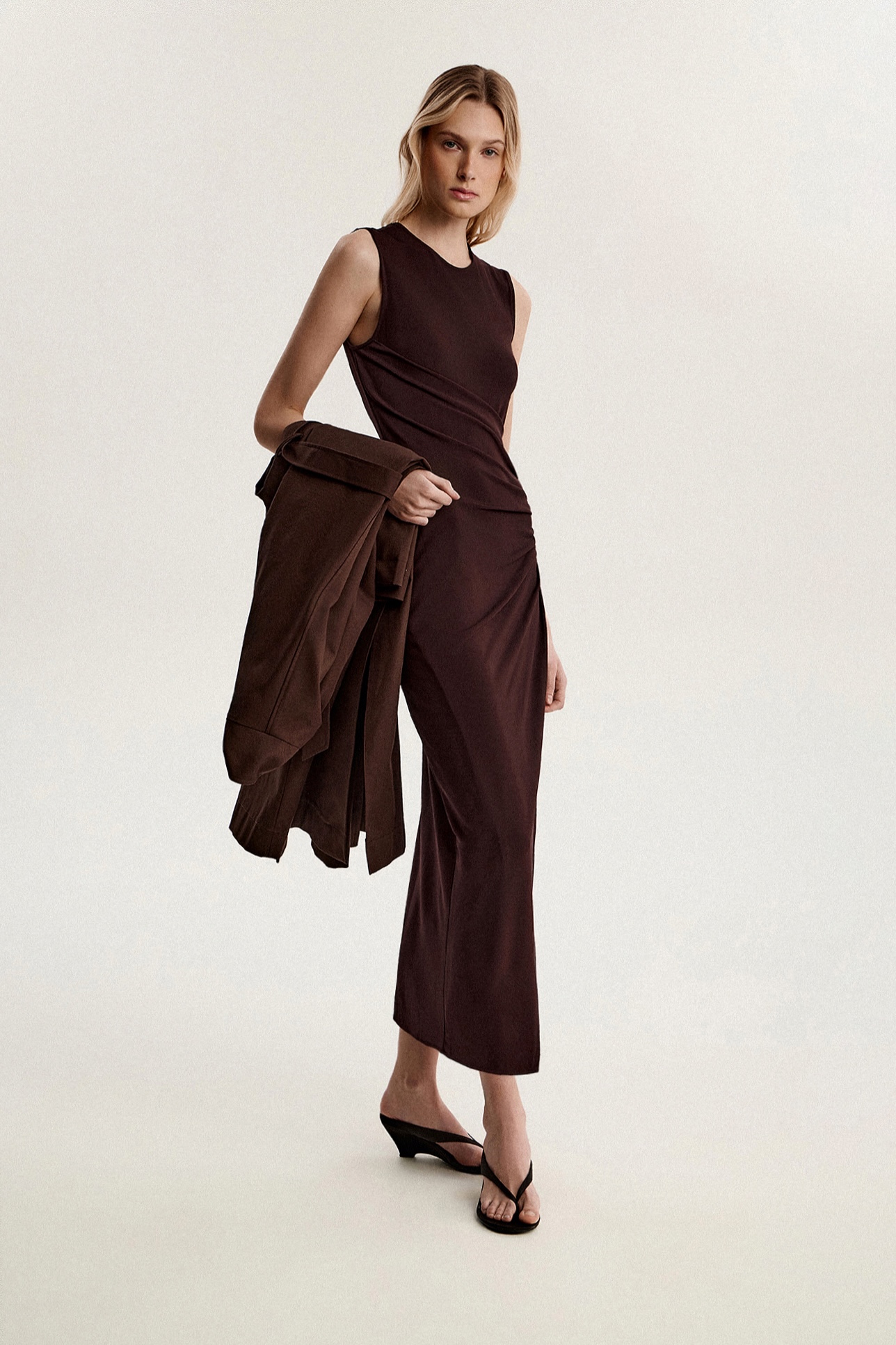 

Платье миди асимметричное с драпировкой, S