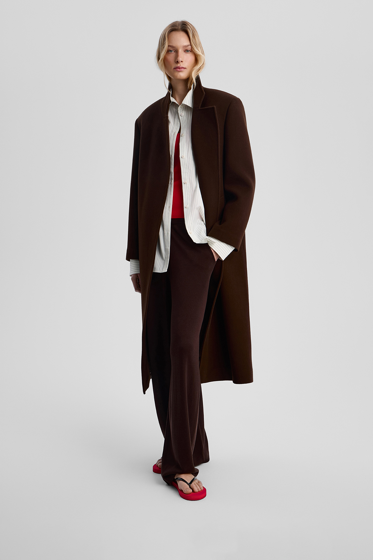 

Двубортное пальто из шерсти с акцентными плечами, M