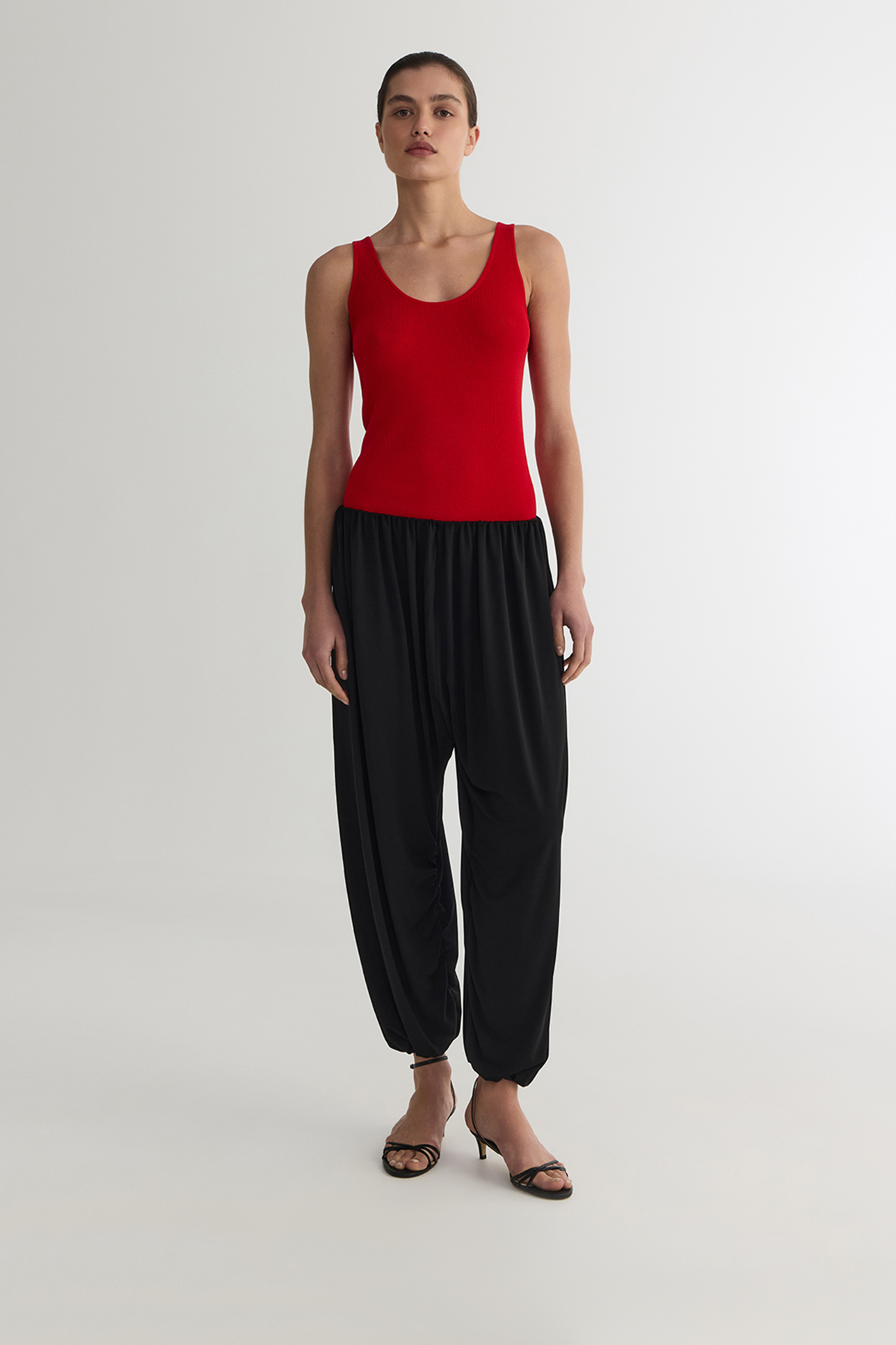 

Майка тонкая из вискозы алого цвета, S