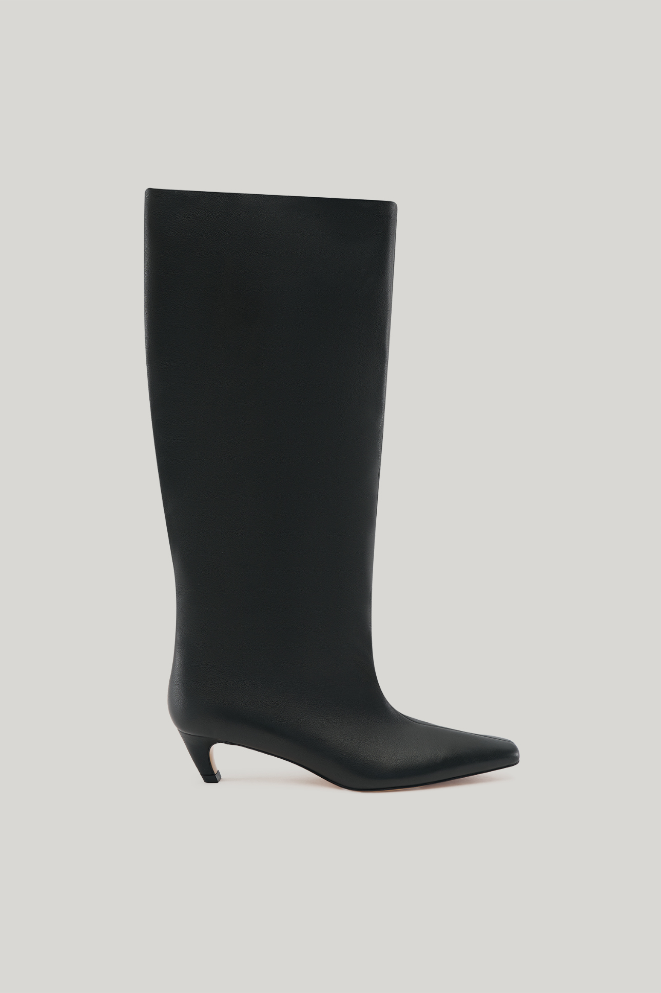 

Сапоги-трубы на низком каблуке черного цвета, 38