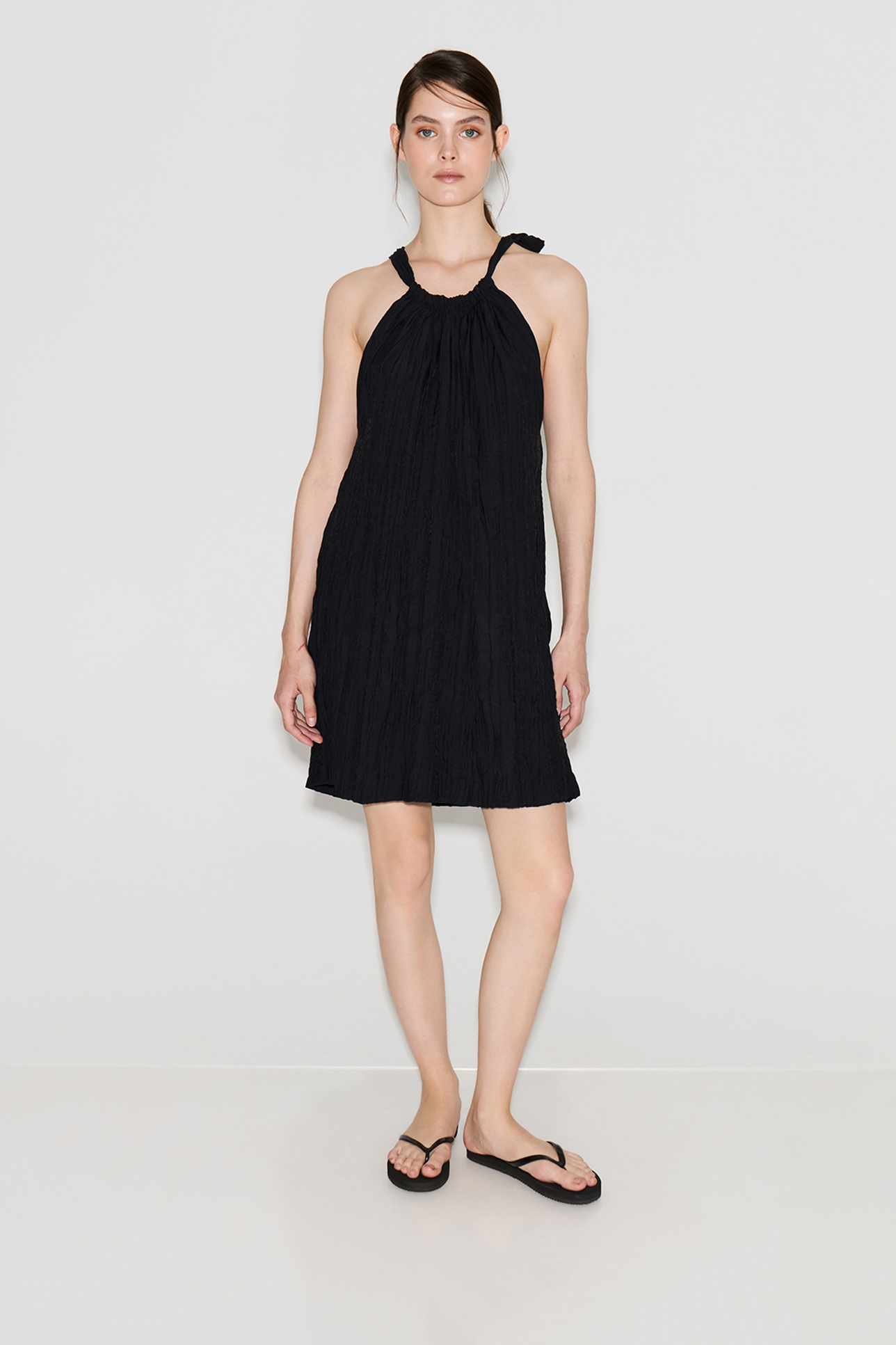 

Платье мини из жатого сатина черного цвета, M