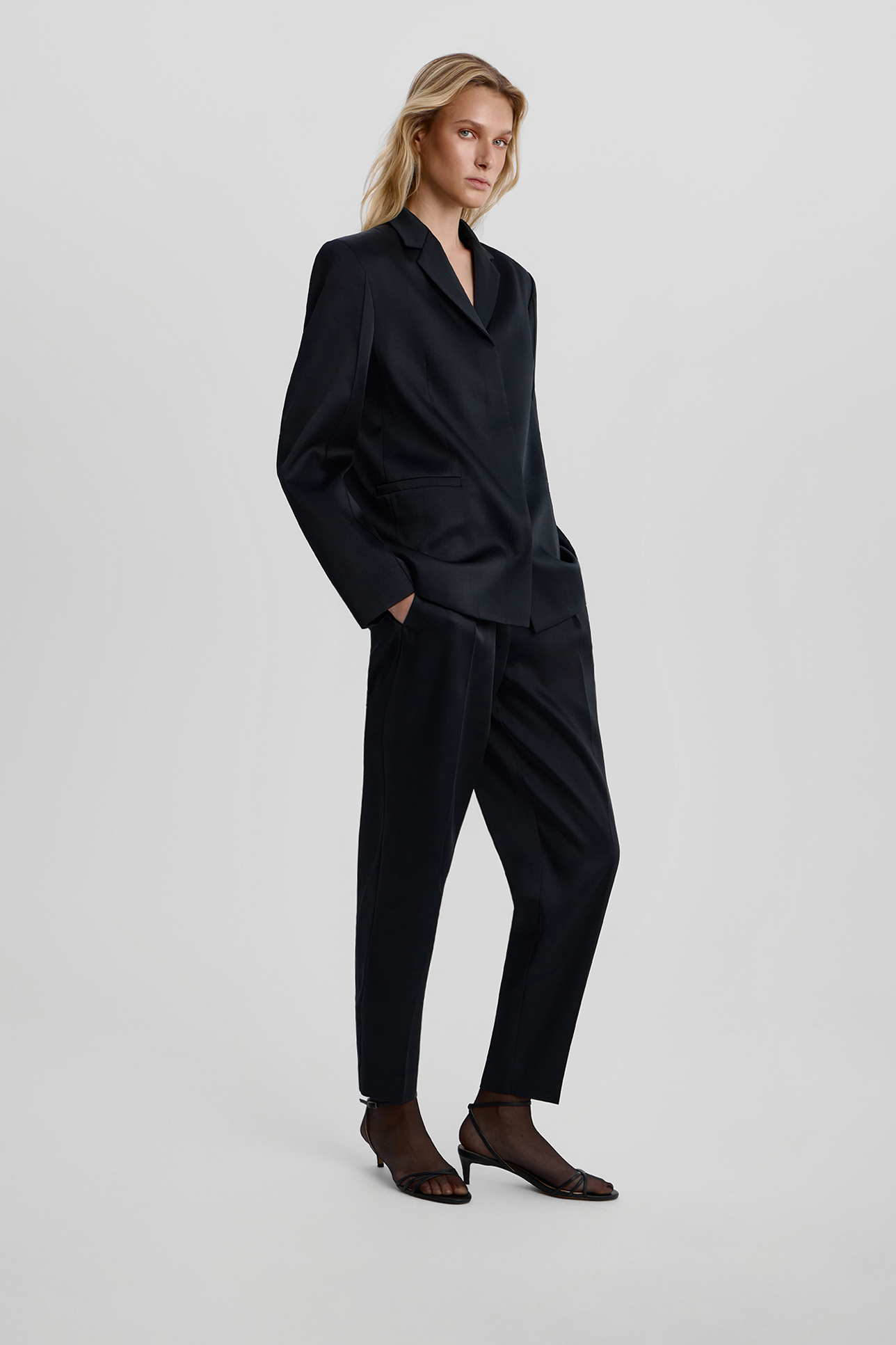 

Жакет прямой черного цвета, M