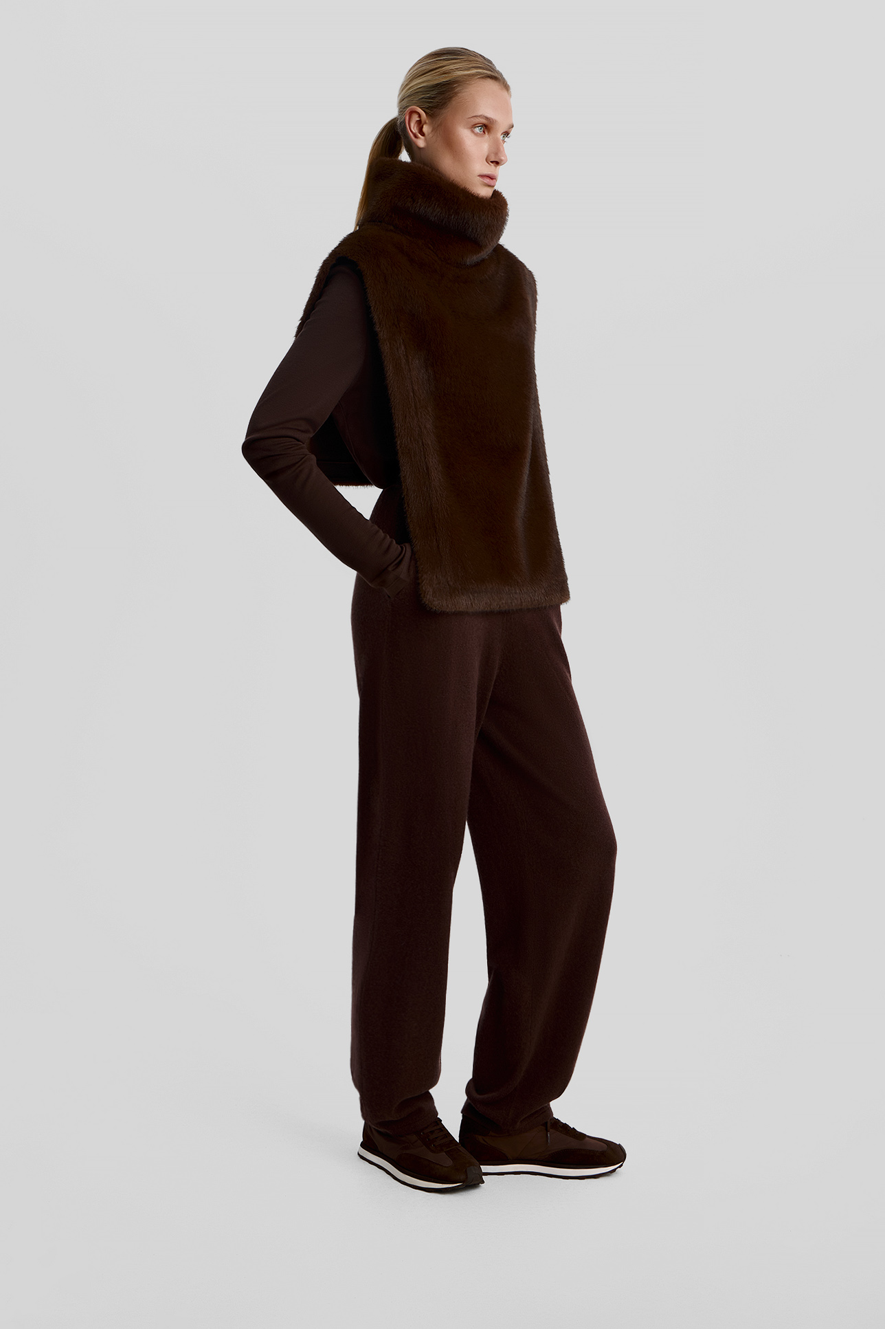 

Лонгслив свободного силуэта шоколадного цвета, S