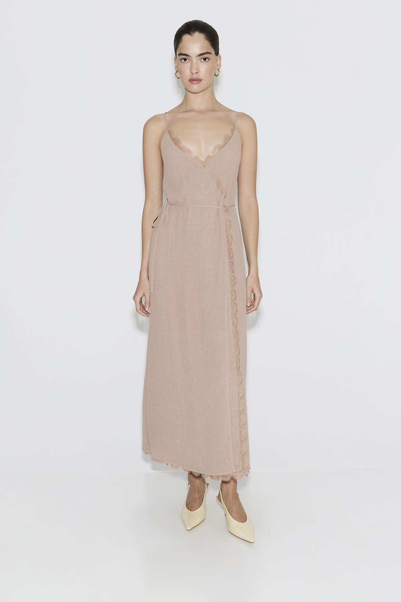 

Платье миди на запах с кружевом кремового цвета, M