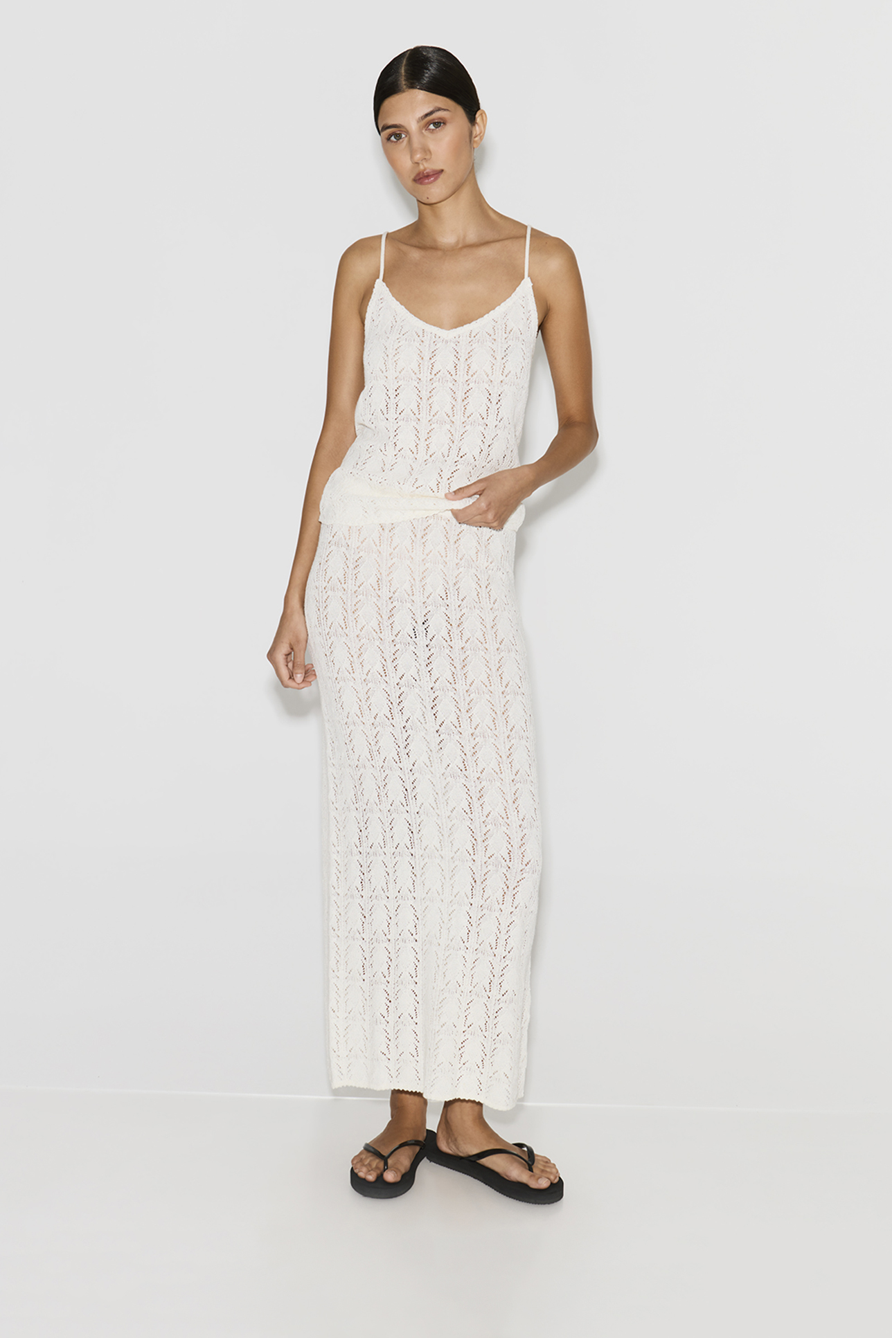 

Майка на тонких бретелях ажурная молочного цвета, L