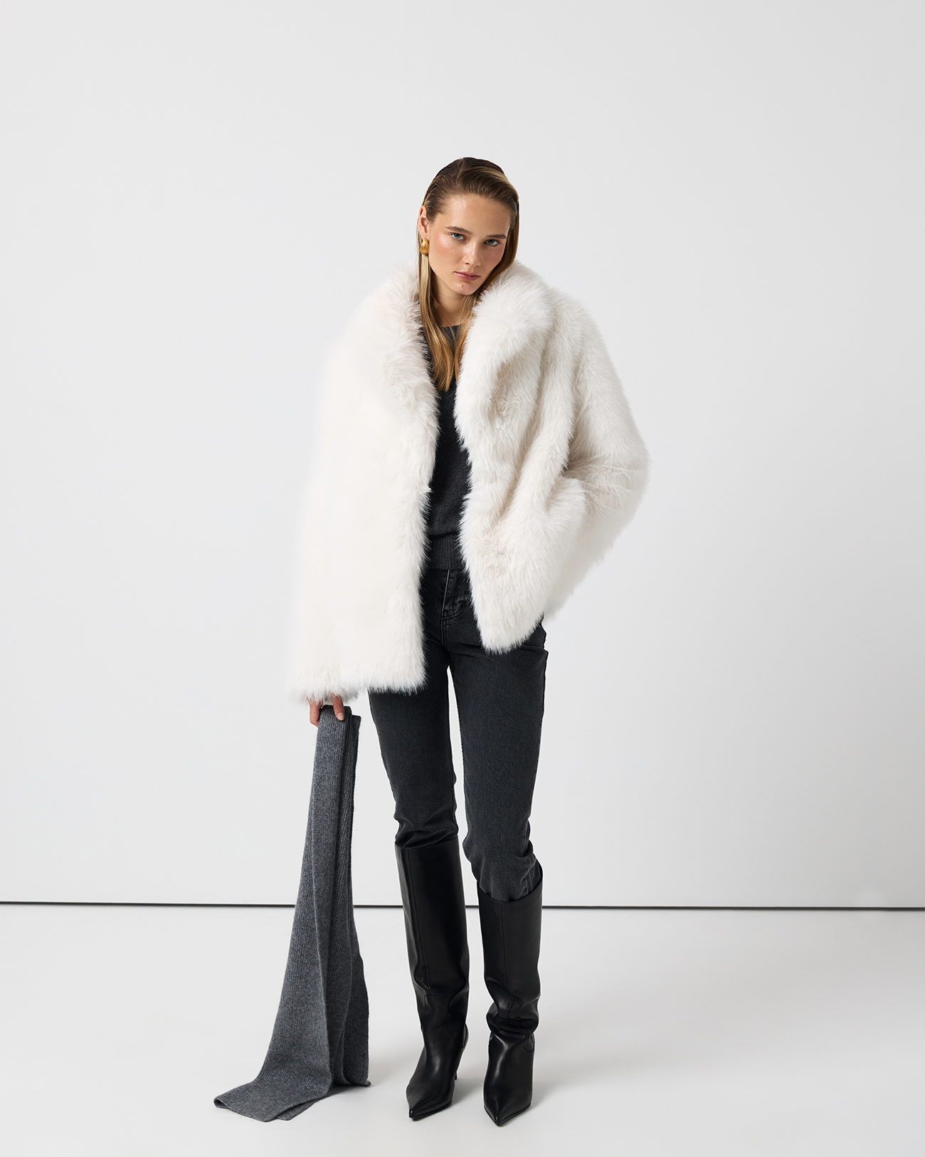 

Шуба из эко-меха короткая молочного цвета, M