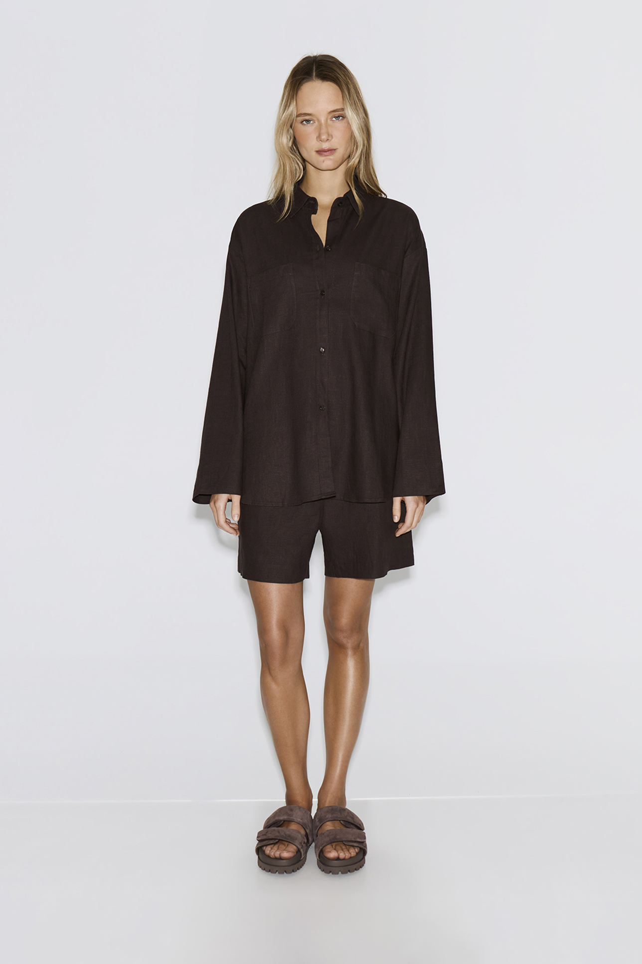 

Костюм изо льна шоколадного цвета, S