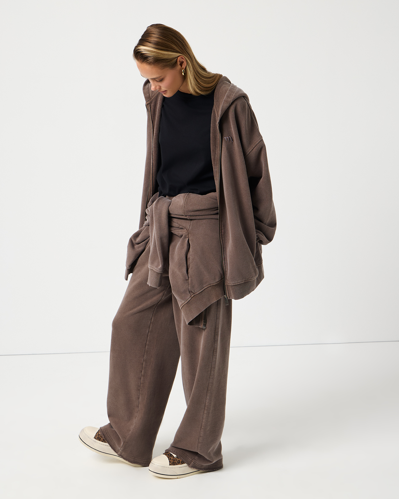 

Удлиненное худи на молнии с эффектом варки и вышивкой шоколадного цвета, S