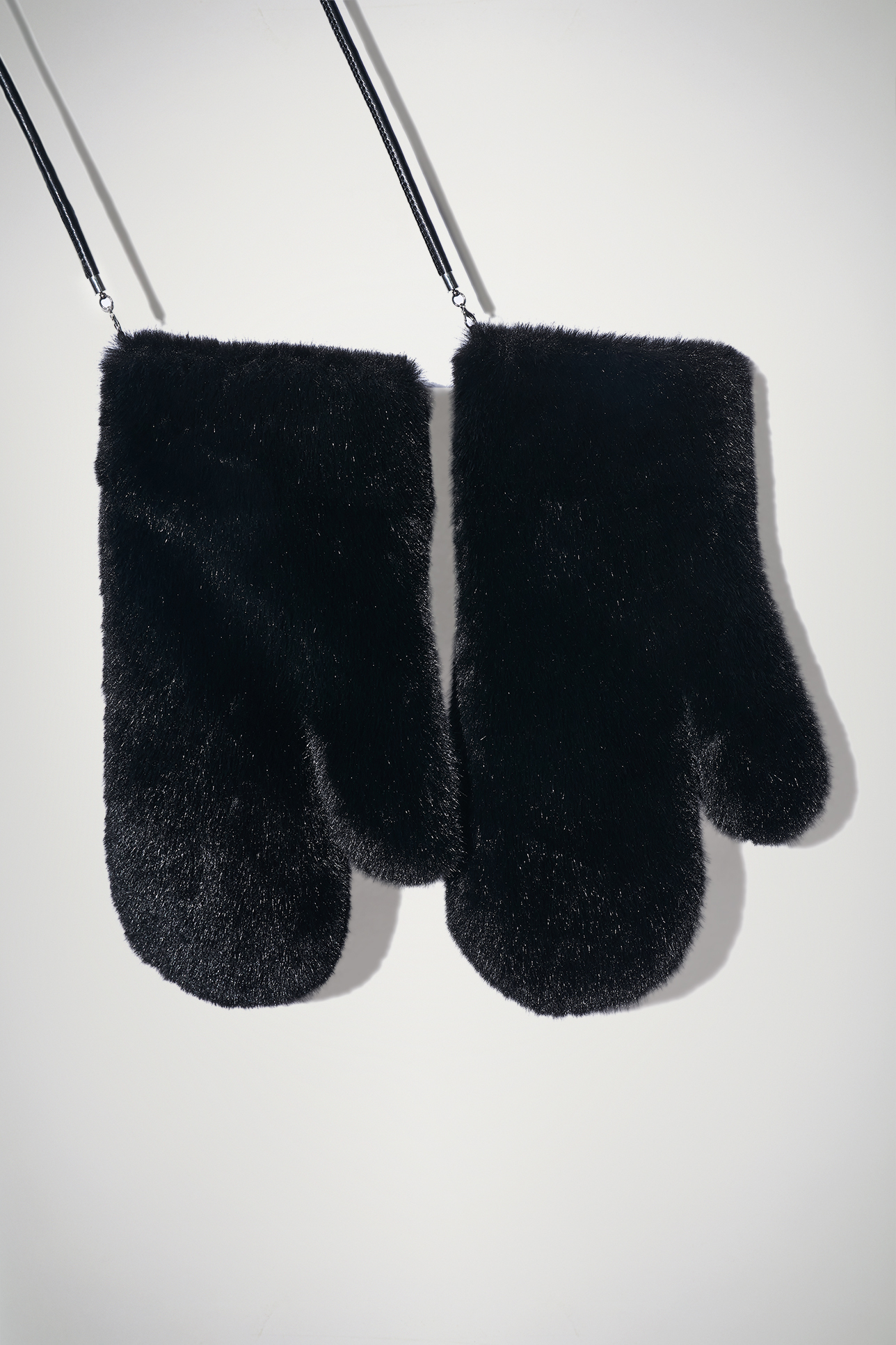 

Варежки из экомеха на шнурке черного цвета, OS