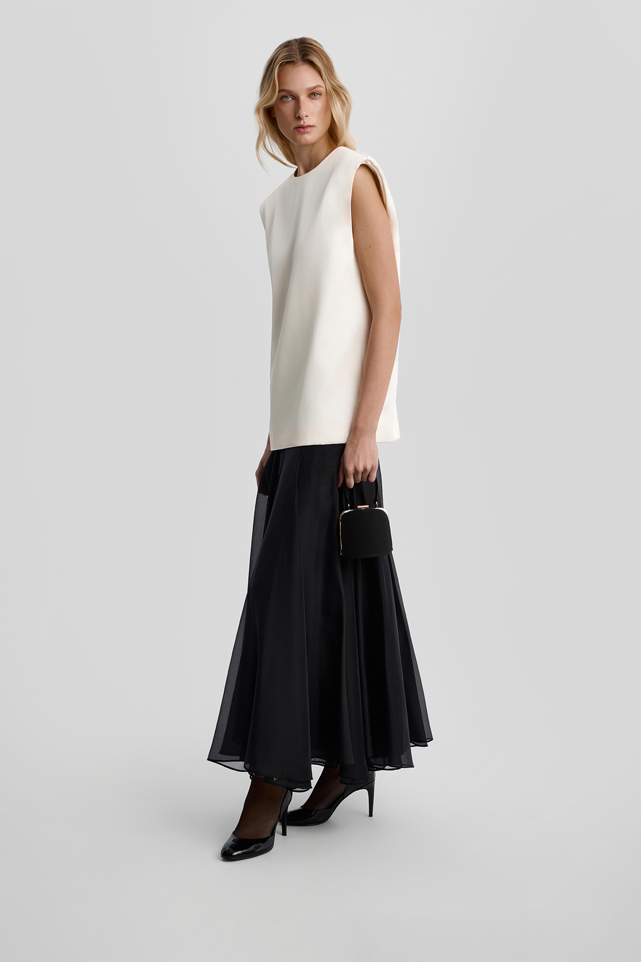 

Топ из атласной ткани молочного цвета, M