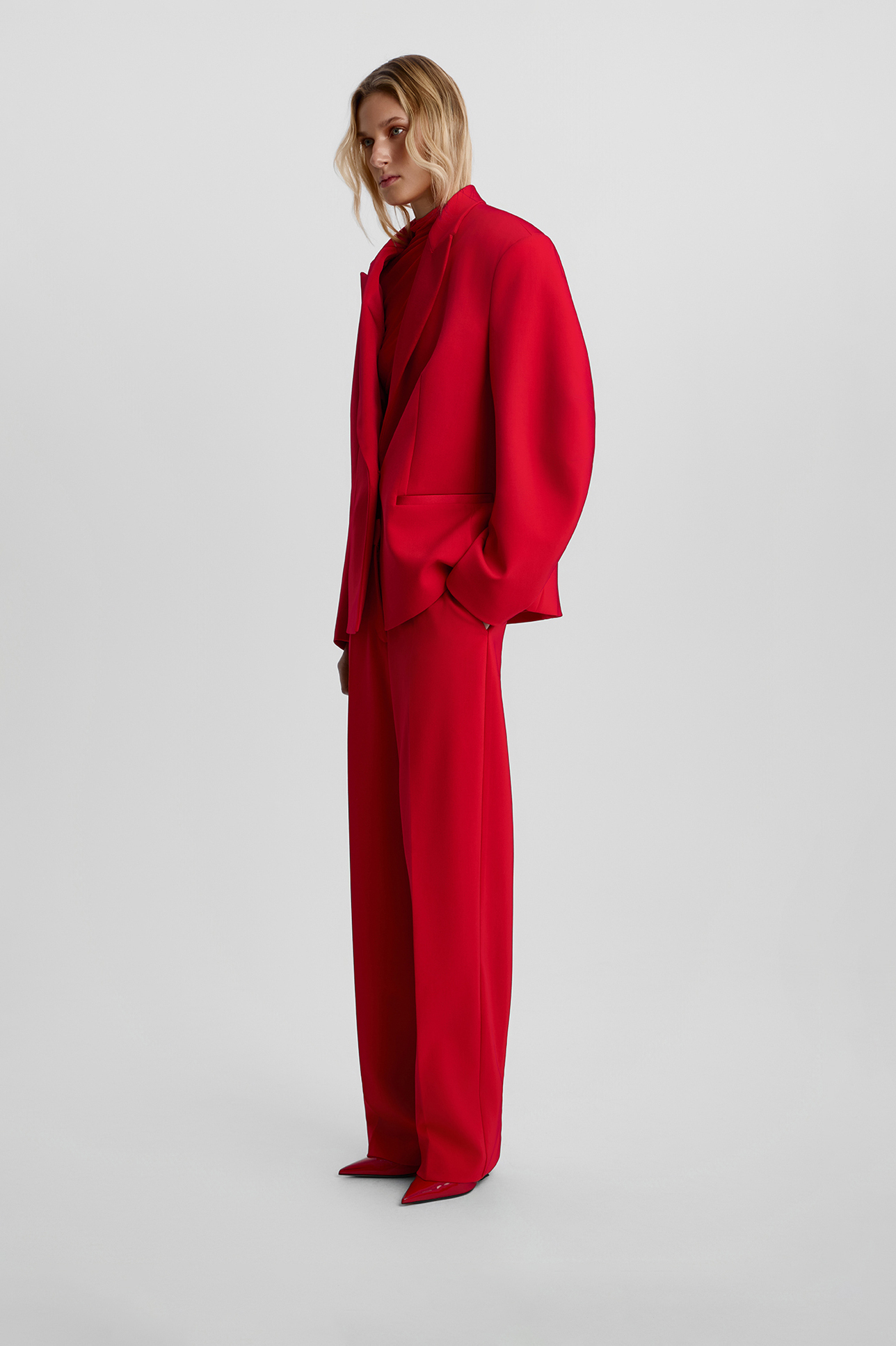 

Жакет с атласными лацканами красного цвета, M