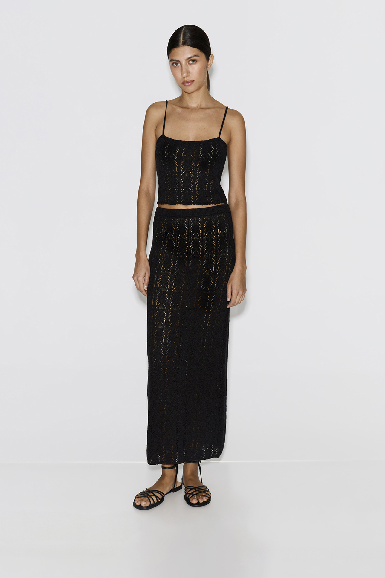 

Кроп-топ на тонких бретелях ажурный черного цвета, XS