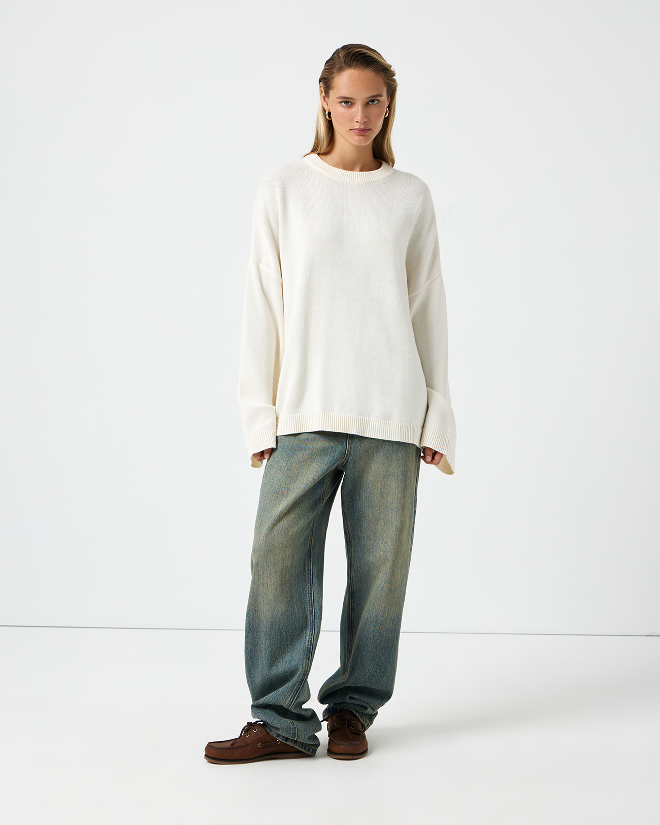 

Джемпер-оверсайз с круглой горловиной молочного цвета, M