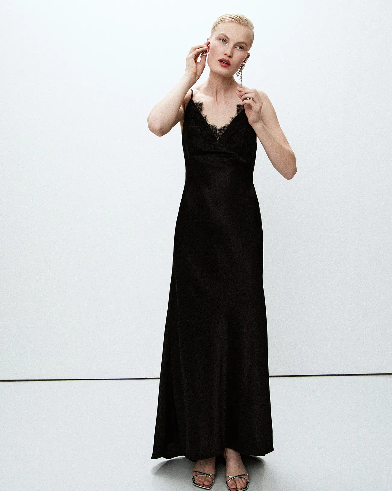 

Платье-комбинация с кружевом черного цвета, S