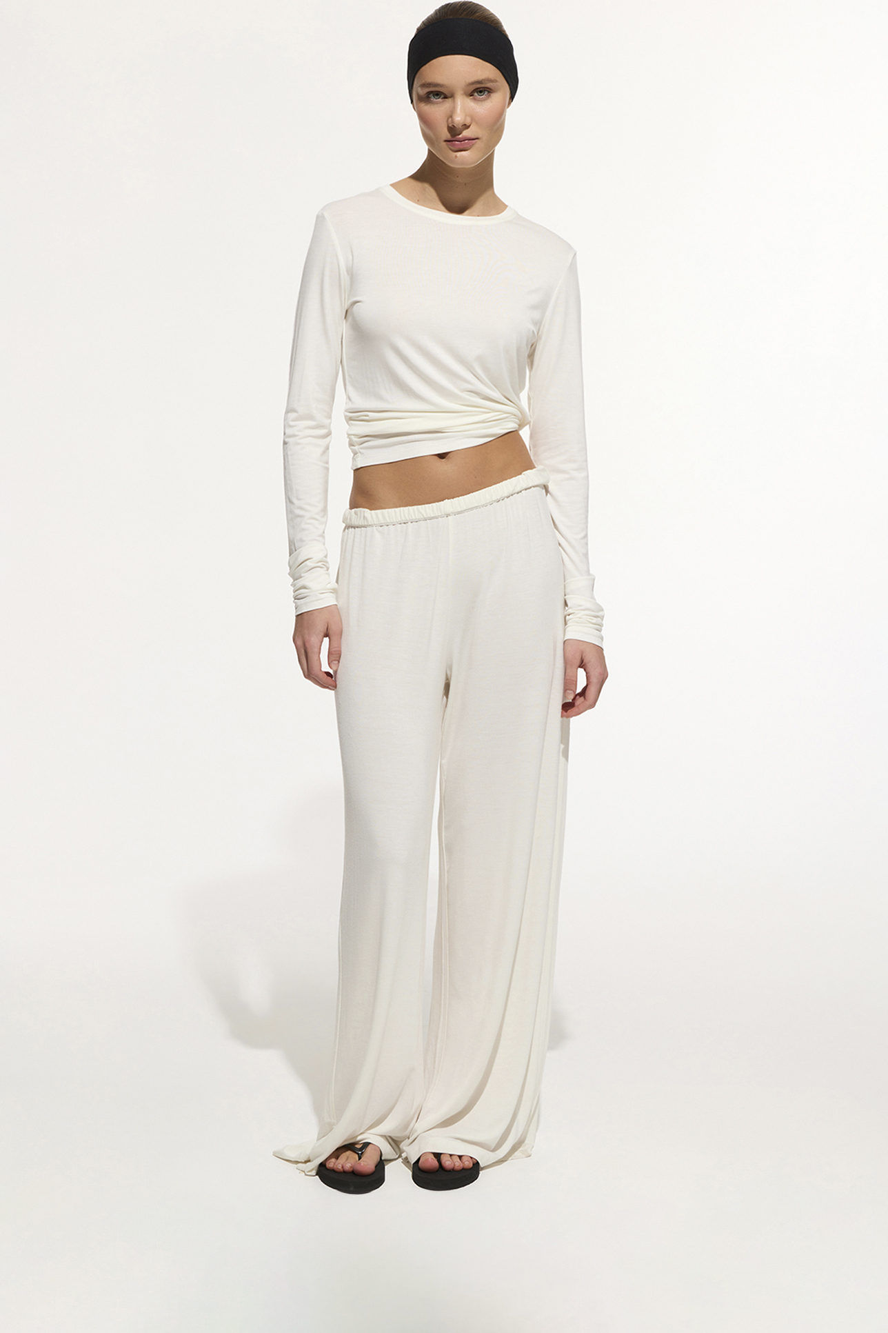 

Удлиненный лонгслив из тонкого трикотажа молочного цвета, M