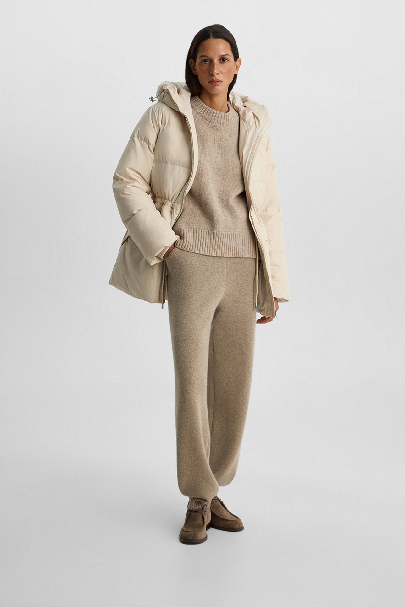 

Пуховик с утяжкой по талии молочного цвета, XS