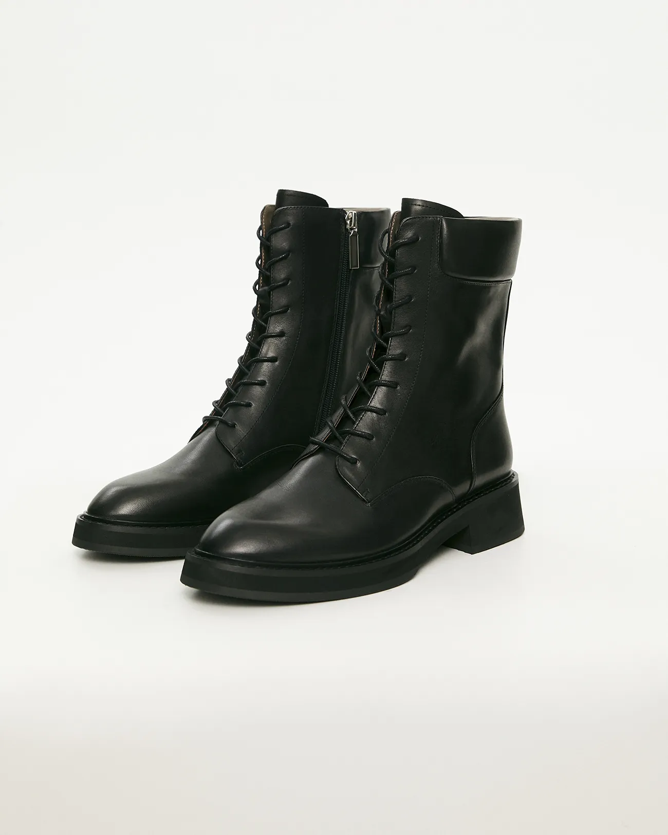 

Ботинки на шнурках черного цвета, 35