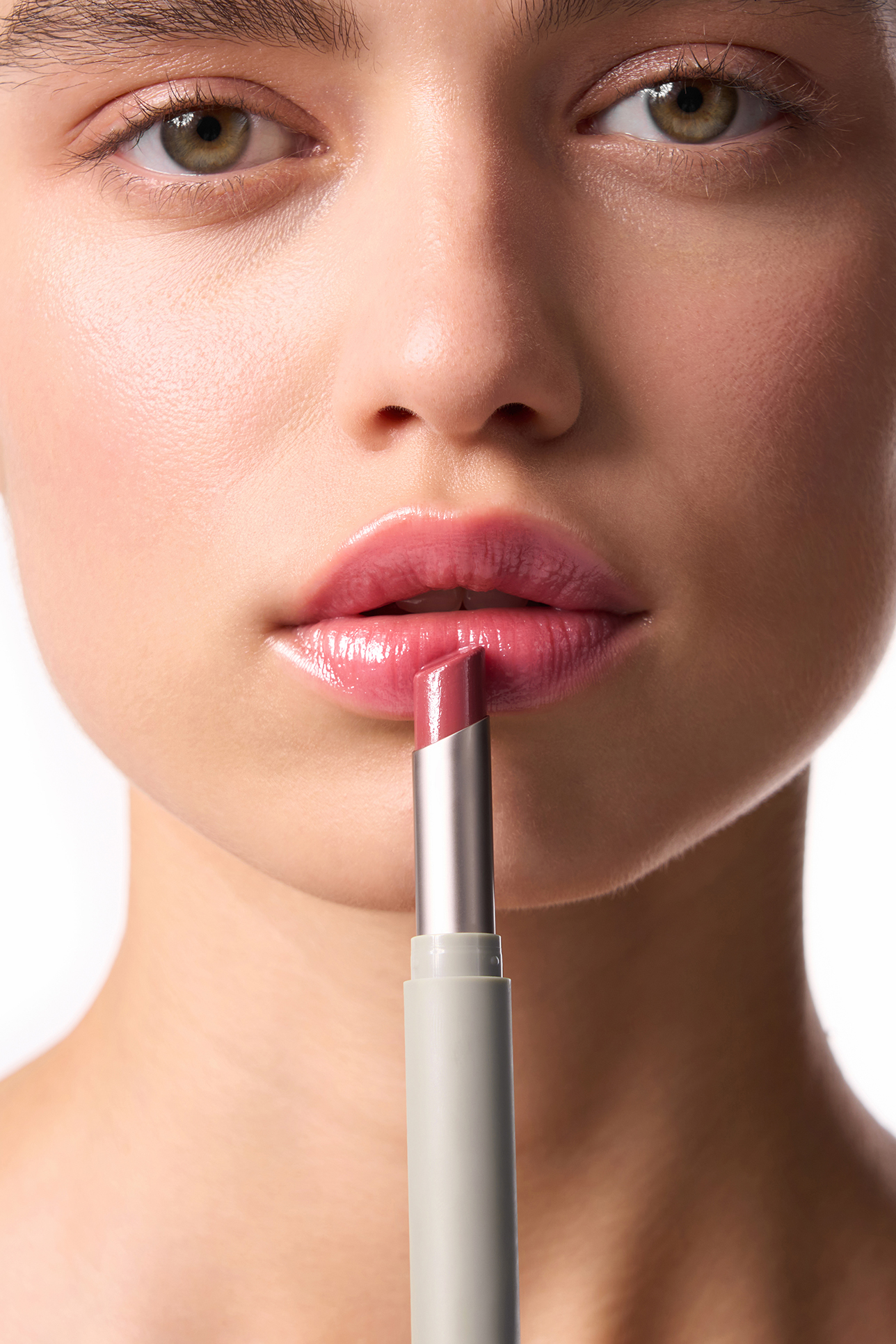 

Блеск-бальзам для губ 301 glossy girl, 2,2г