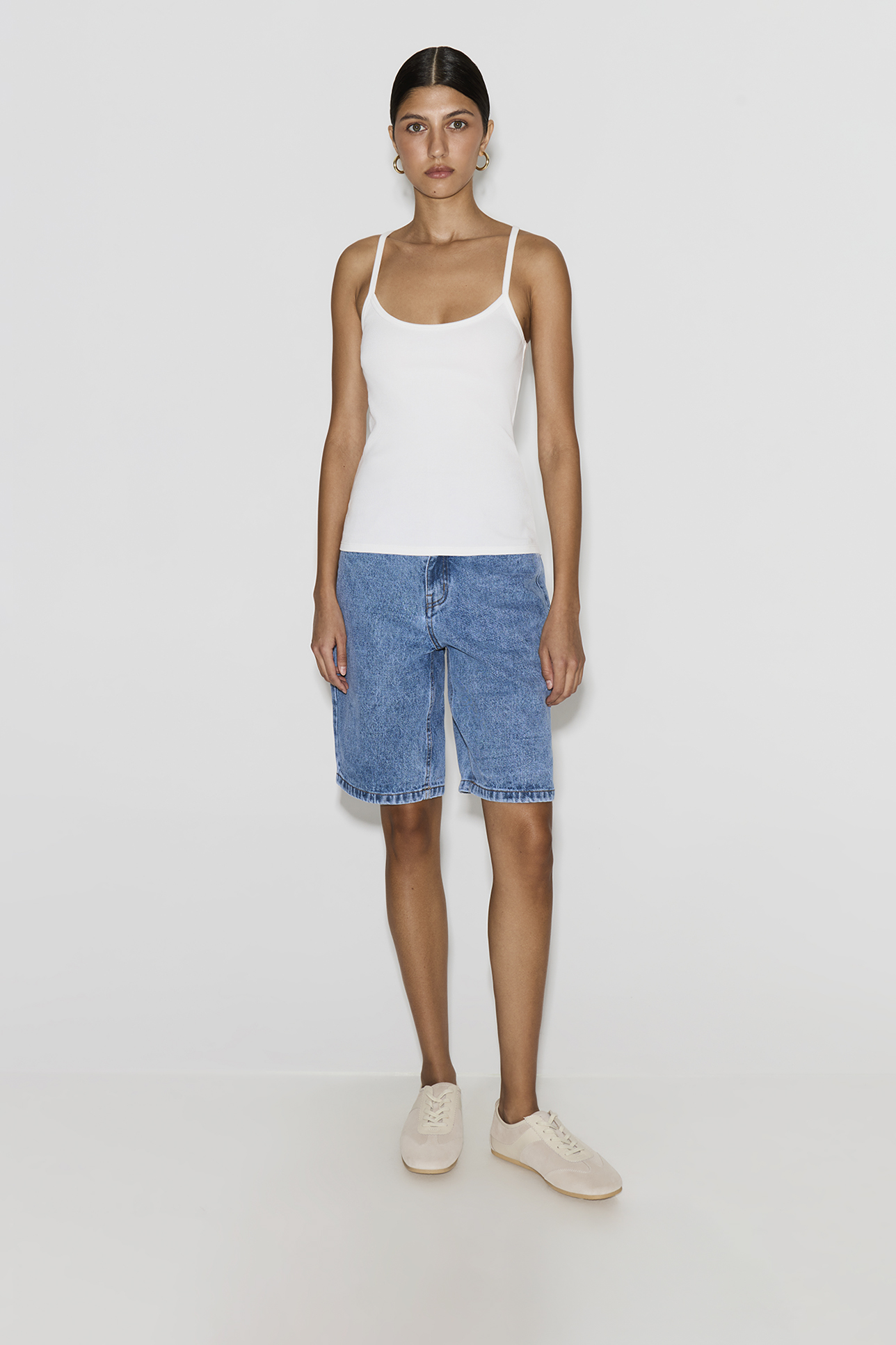 

Майка на тонких бретелях молочного цвета, M