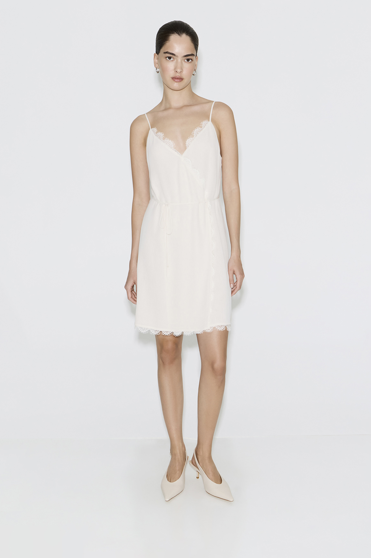 

Платье мини на запах с кружевом белого цвета, L