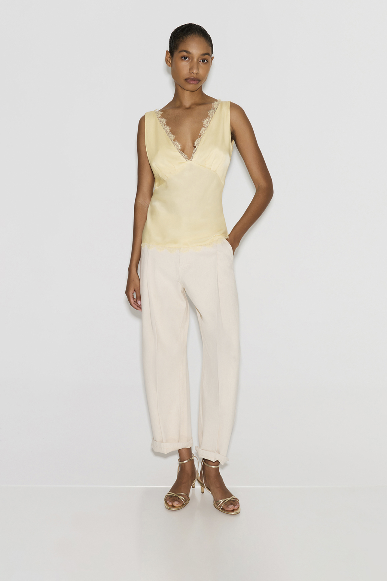 

Топ из гладкого сатина светло-желтого цвета, M