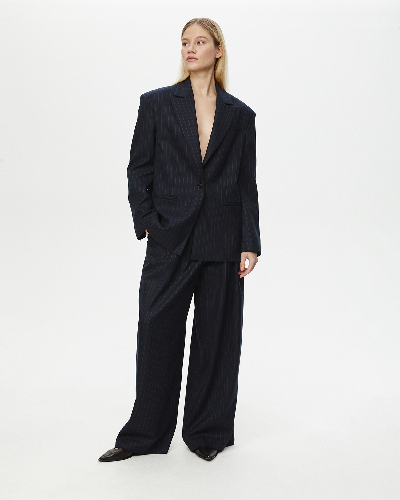 

Жакет объемный в полоску темно-синего цвета, M