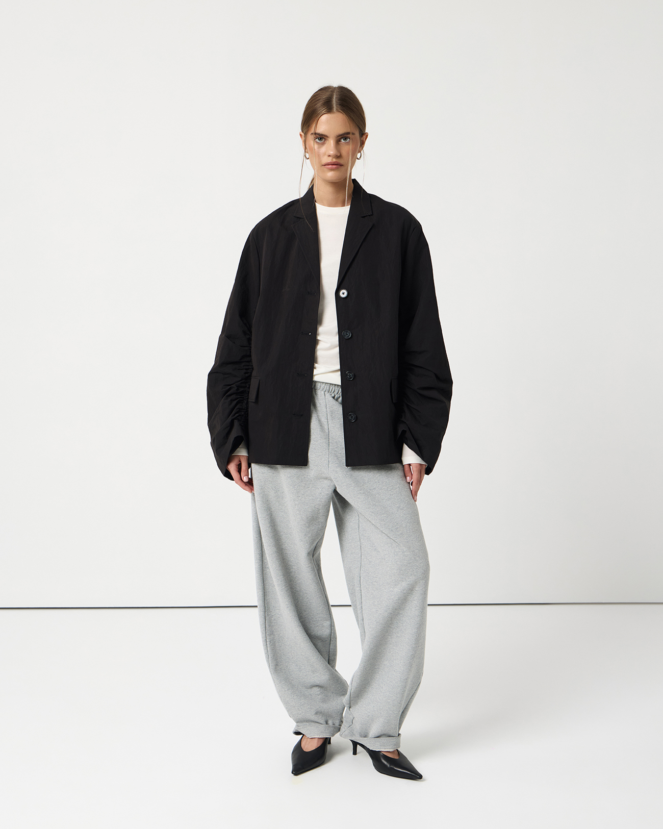 

Жакет с драпированными рукавами черного цвета, M